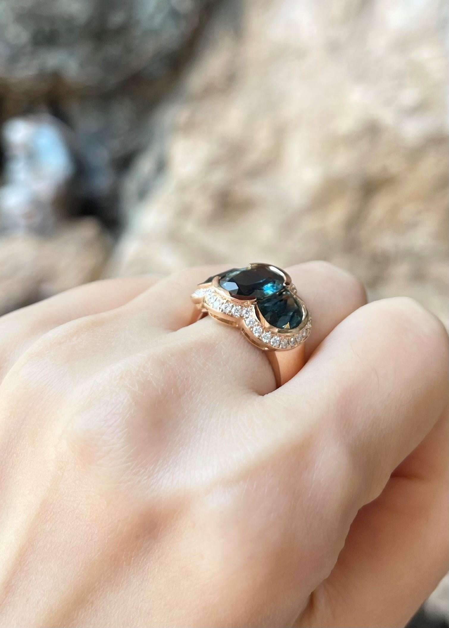 Contemporaneo Anello con zaffiro verde e diamanti incastonati in oro rosa 18 carati in vendita