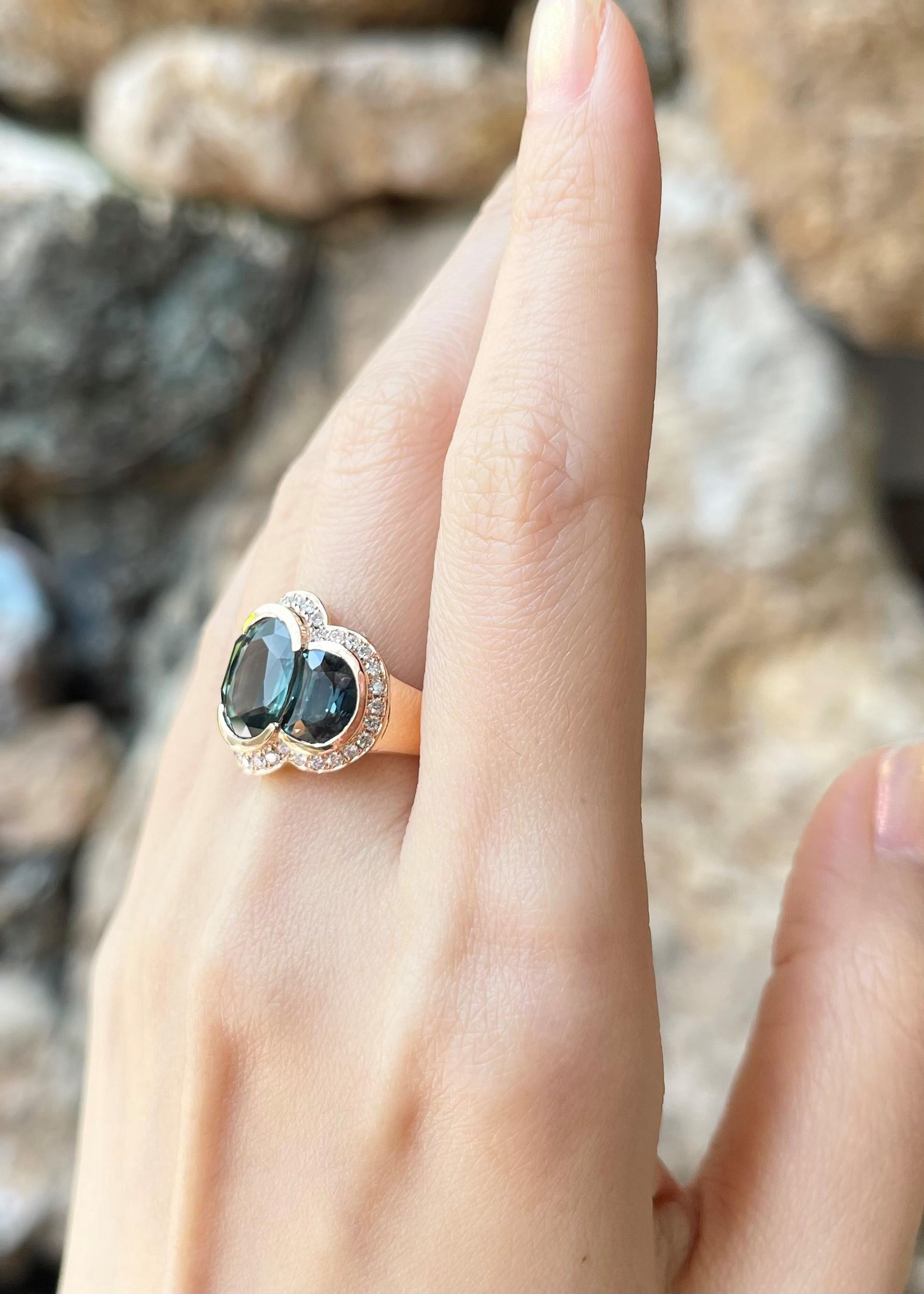 Anello con zaffiro verde e diamanti incastonati in oro rosa 18 carati In condizioni Nuovo in vendita a Bangkok, TH
