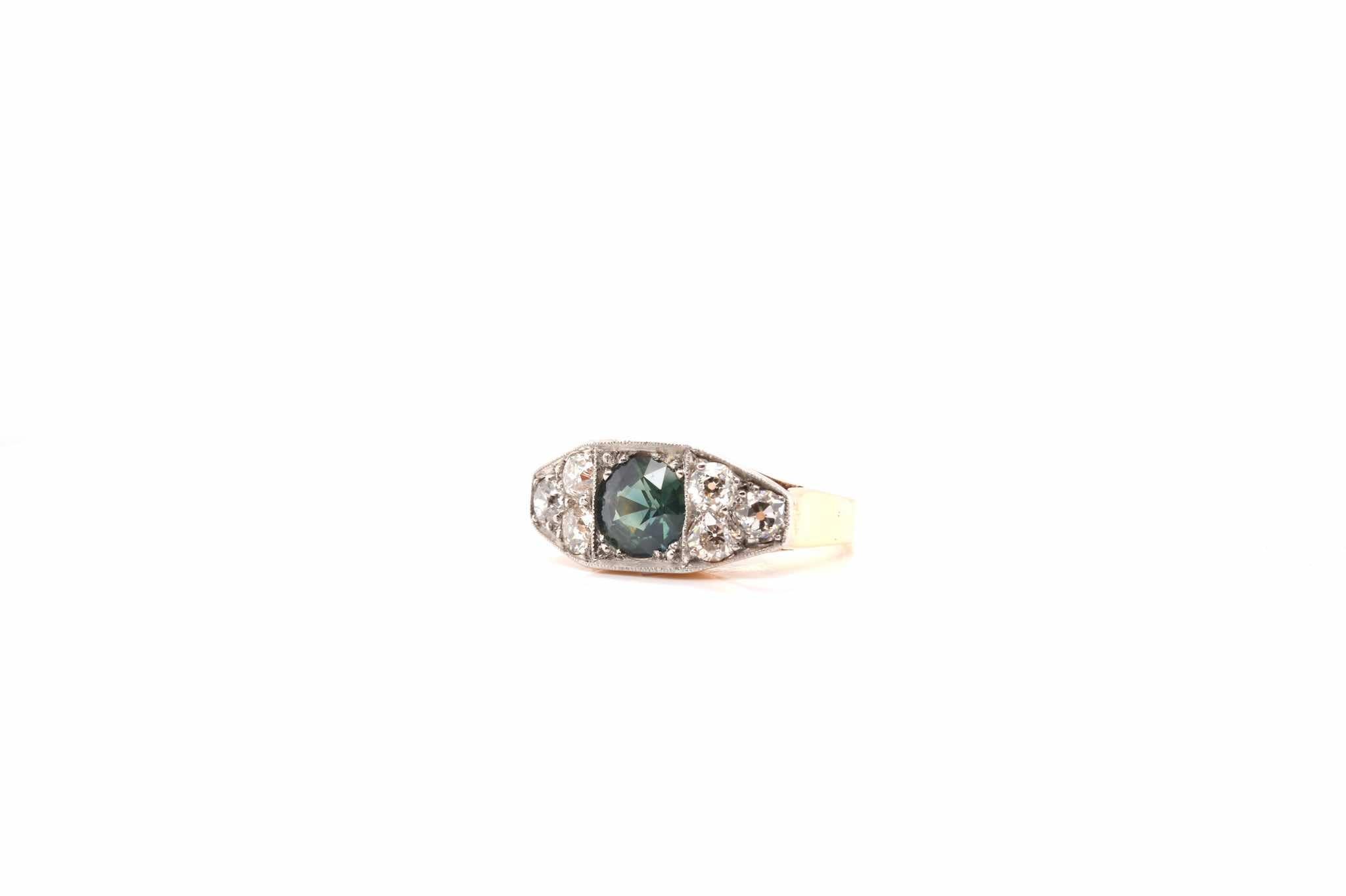 Green sapphire and diamonds ring from 1940 In Good Condition For Sale In PARIS, FR