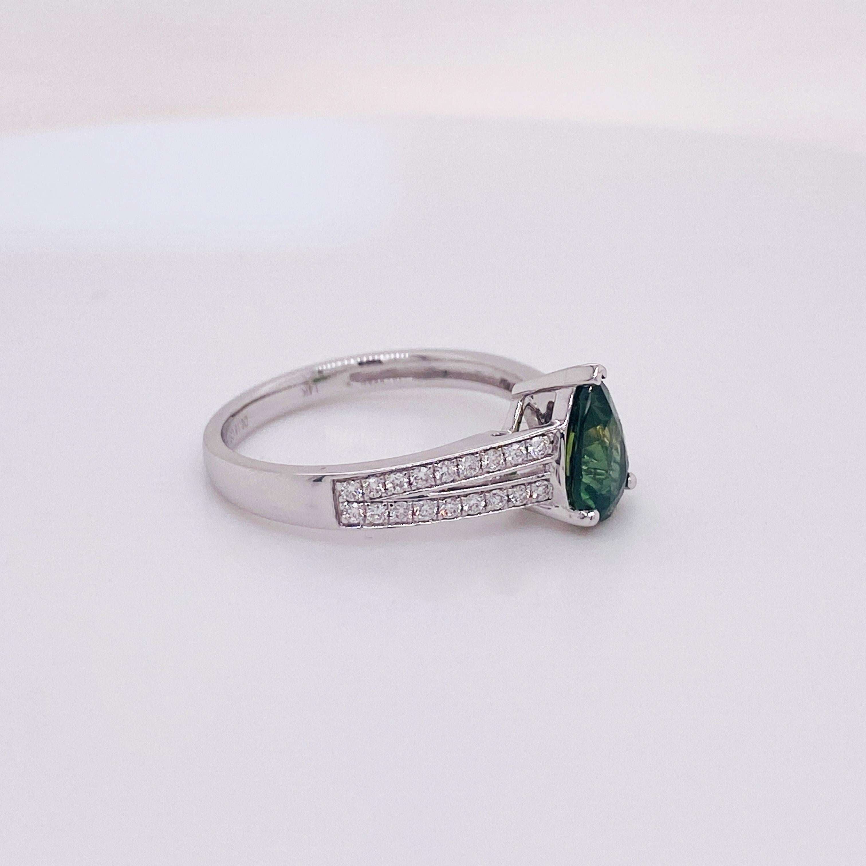 Asymmetrischer Ring mit grünem Saphir, 1,42 Karat Birne mit Diamanten, 14K W/Y/R Gold LV () 2