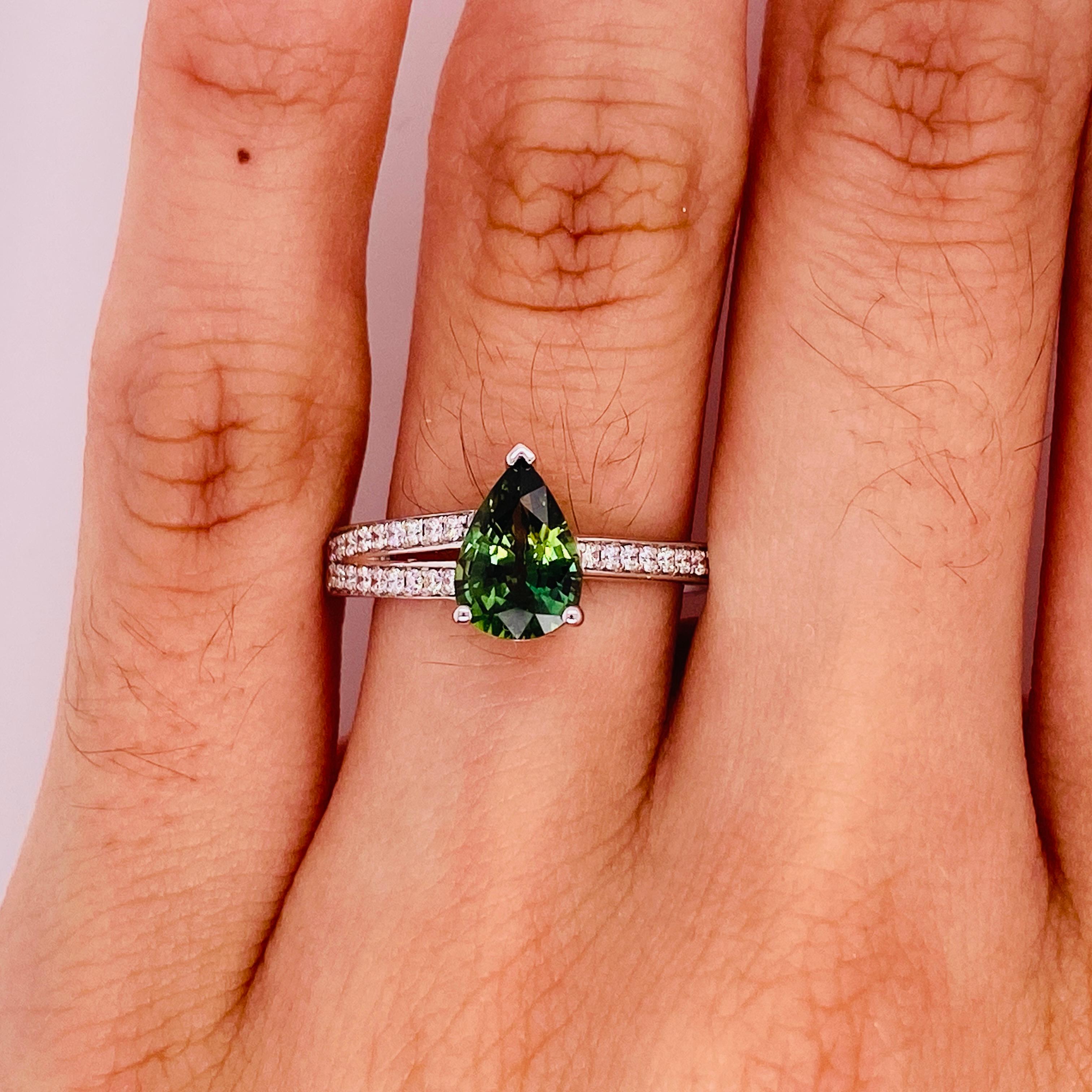 Asymmetrischer Ring mit grünem Saphir, 1,42 Karat Birne mit Diamanten, 14K W/Y/R Gold LV () 4