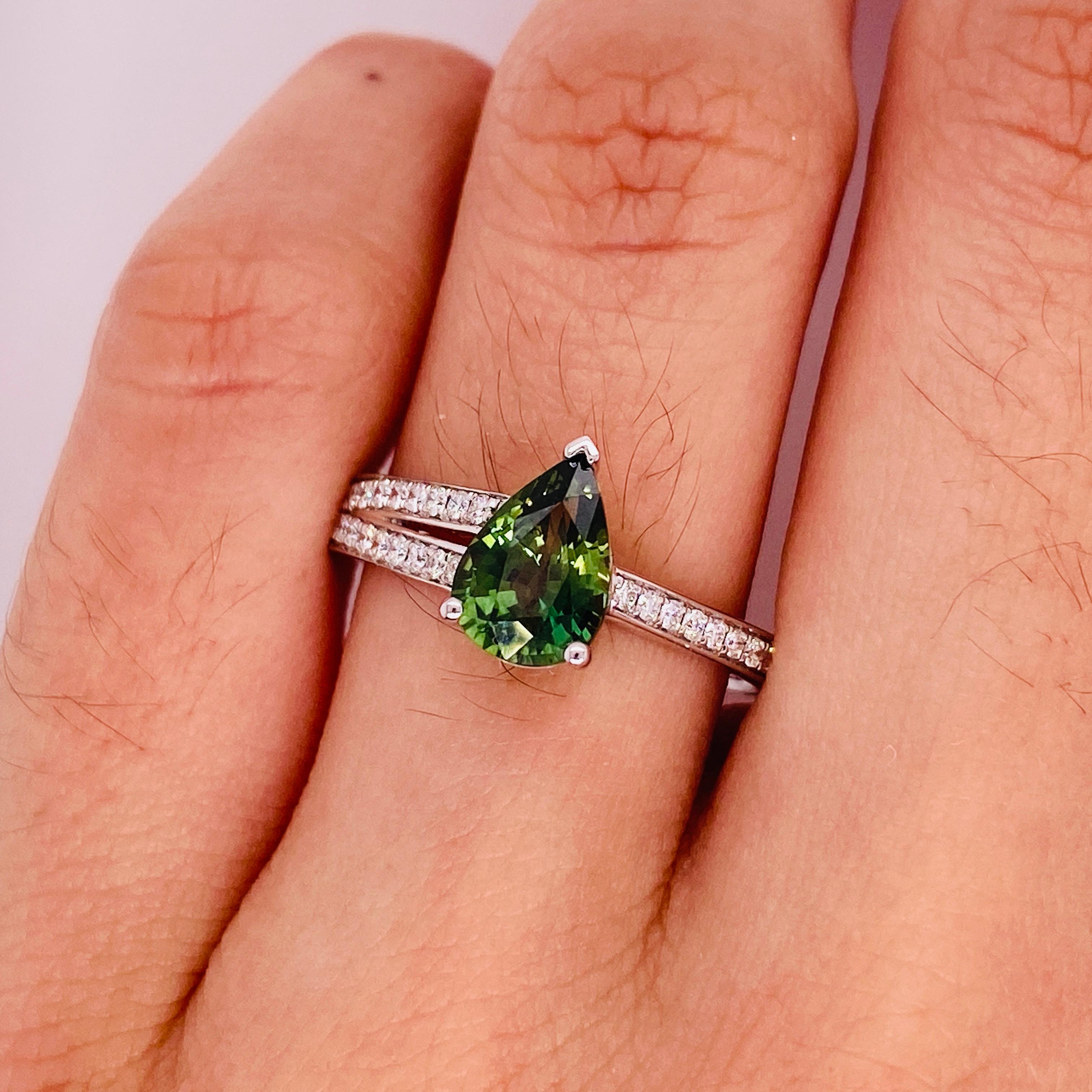 Asymmetrischer Ring mit grünem Saphir, 1,42 Karat Birne mit Diamanten, 14K W/Y/R Gold LV () 5