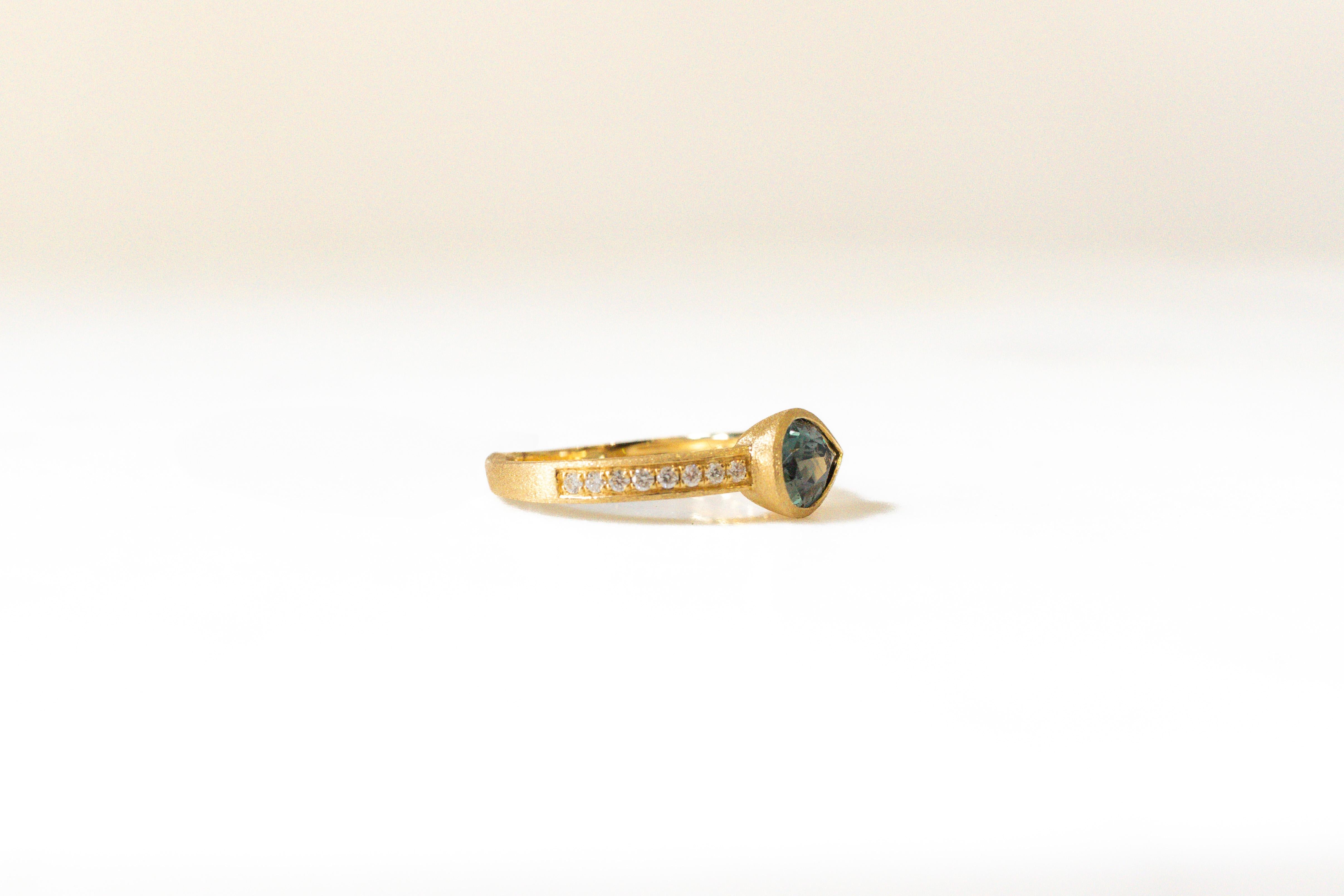 For Sale:  Green Sapphire Bezel Ring with Diamonds in 18K Yellow Gold 2