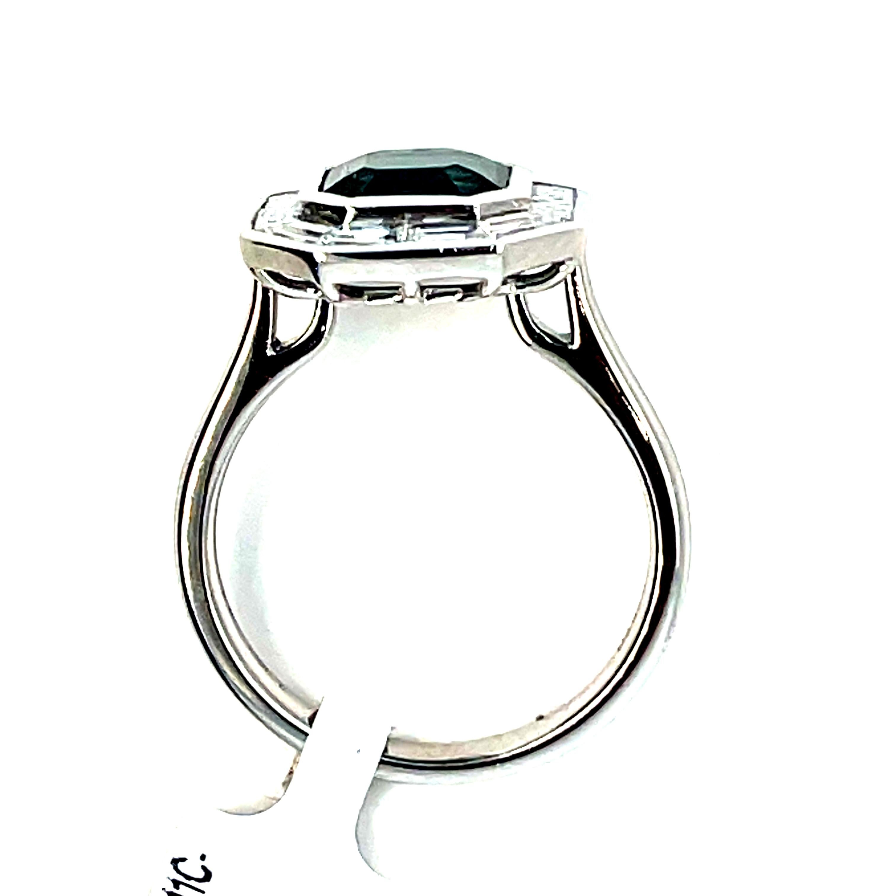Anello aureola con zaffiro verde e diamante in platino in vendita 4