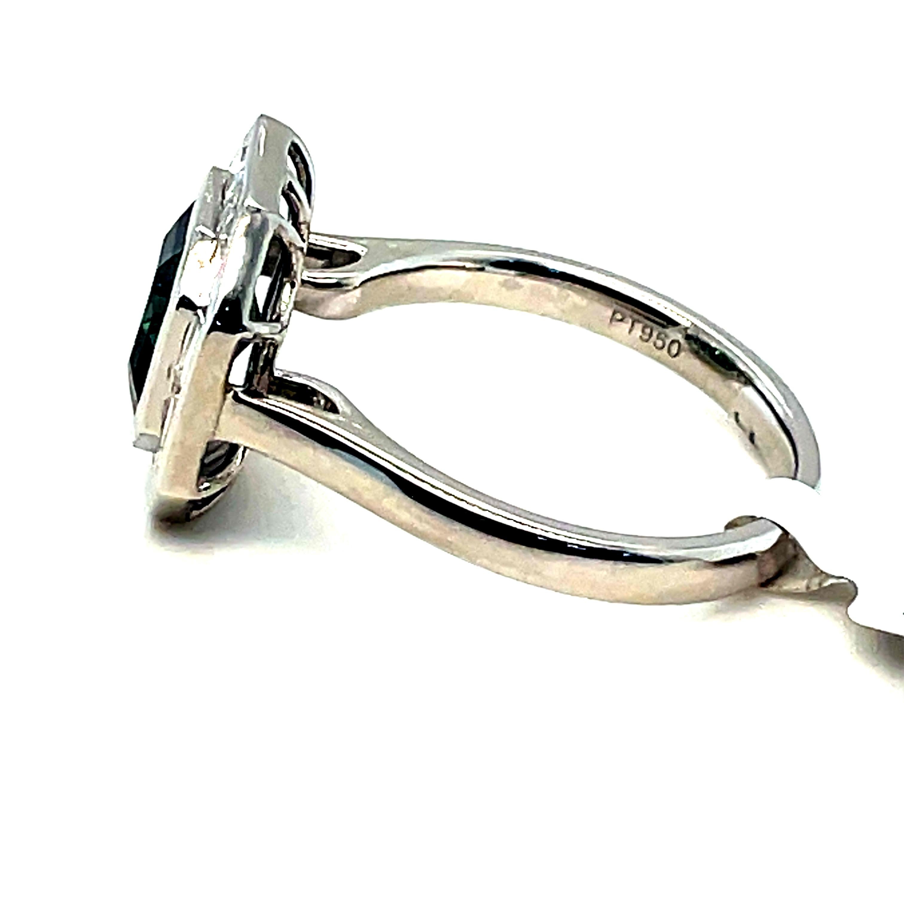 Anello aureola con zaffiro verde e diamante in platino in vendita 5