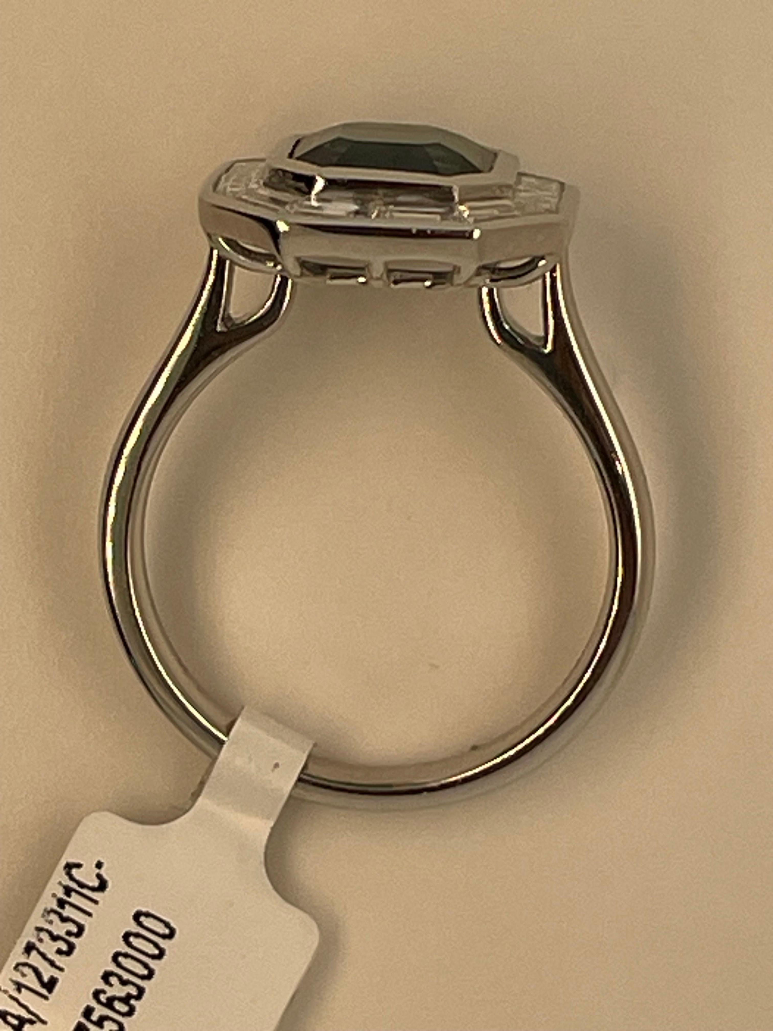 Questo splendido anello presenta uno zaffiro quadrato dal taglio radiante di 2,30 carati, circondato da 22 diamanti dal taglio a baguette per un totale di 0,90 carati. L'incastonatura in platino ha un classico design a griffe che mette in risalto la