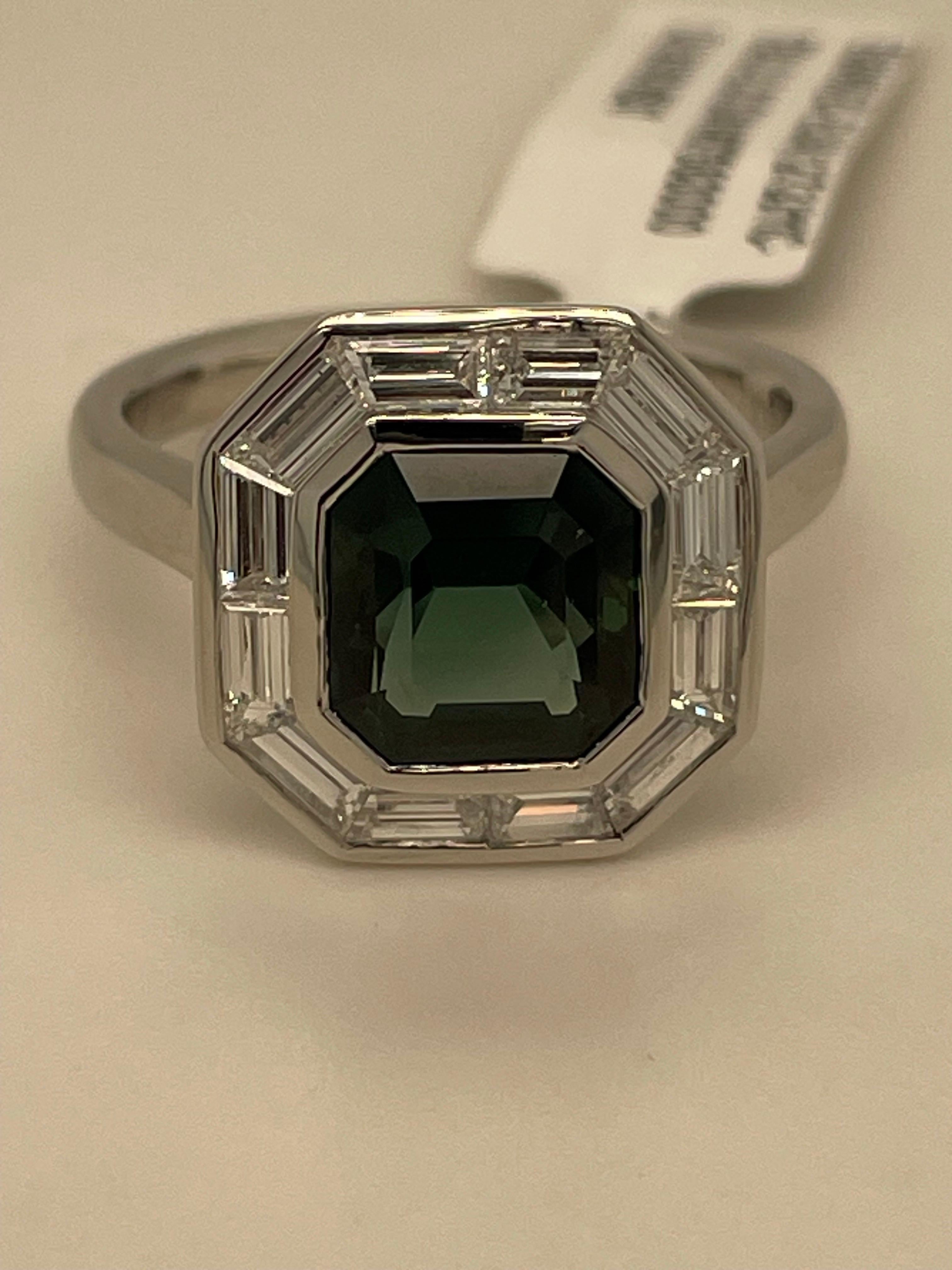 Art Déco Anello aureola con zaffiro verde e diamante in platino in vendita
