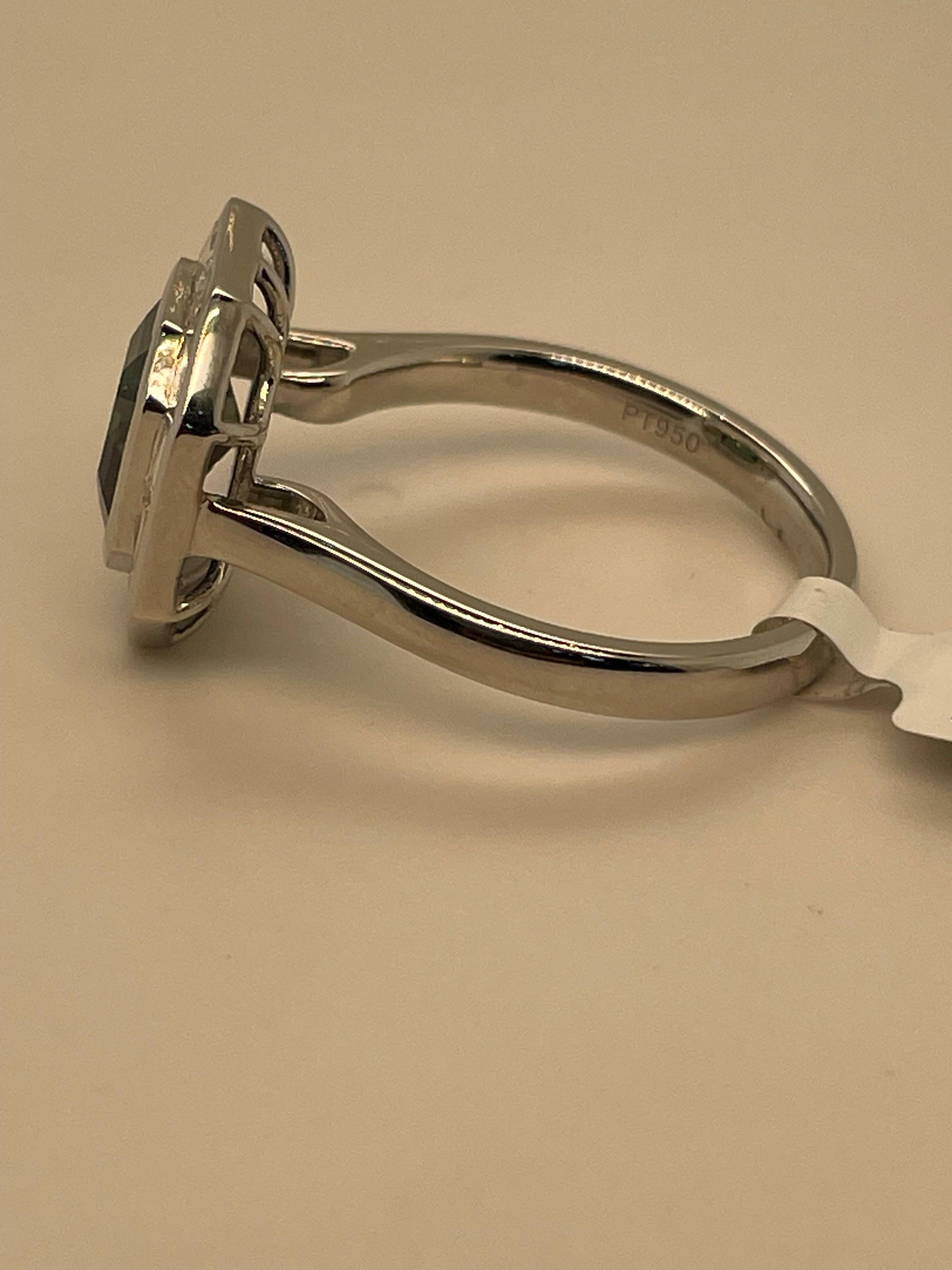 Quadrato Anello aureola con zaffiro verde e diamante in platino in vendita