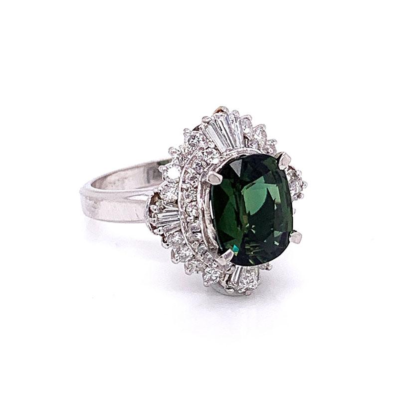 Taille coussin Bague en platine avec saphir vert et diamant en vente