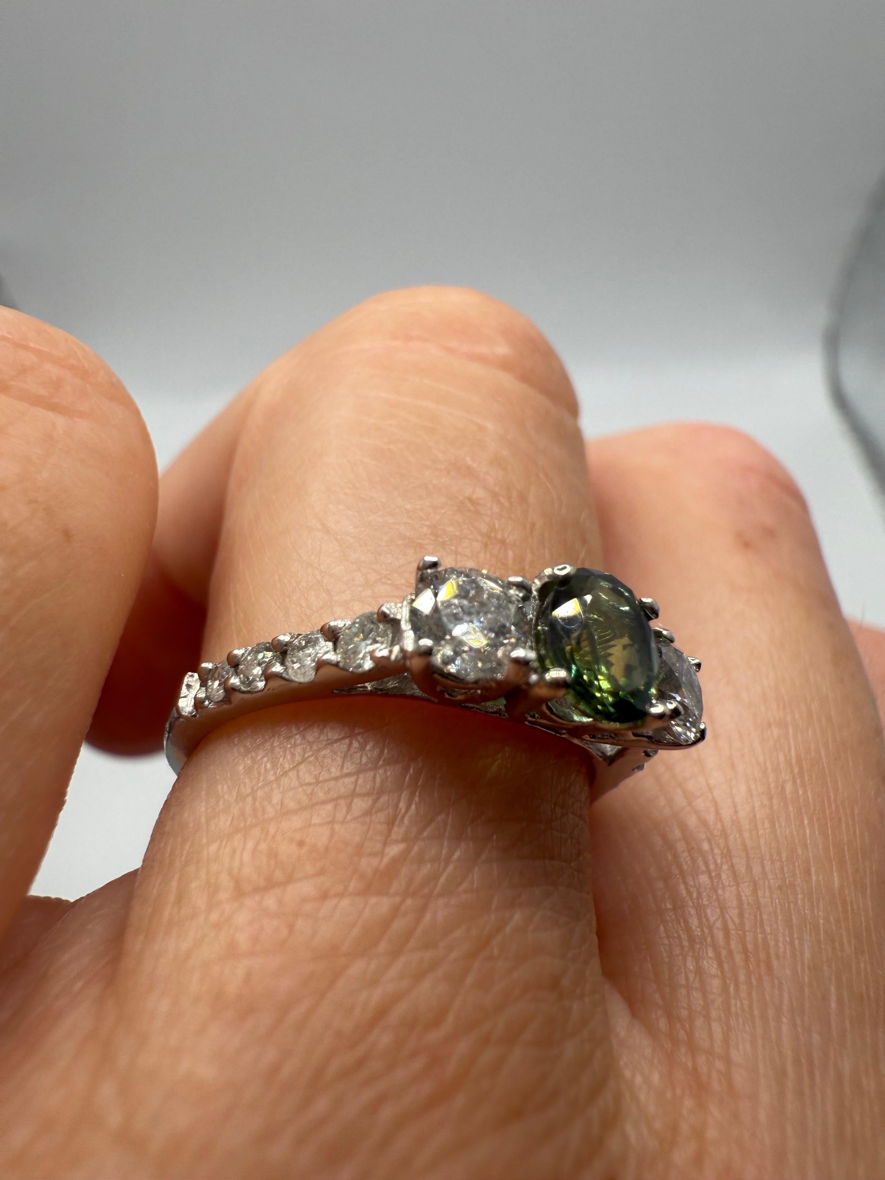Superbe bague à trois pierres en diamant avec saphir vert naturel au milieu suivi par des diamants tout le chemin vers le bas à mi-chemin, la bague est taille 6 mais peut être redimensionné. Les diamants sont de pureté SI et de couleur G. Le saphir