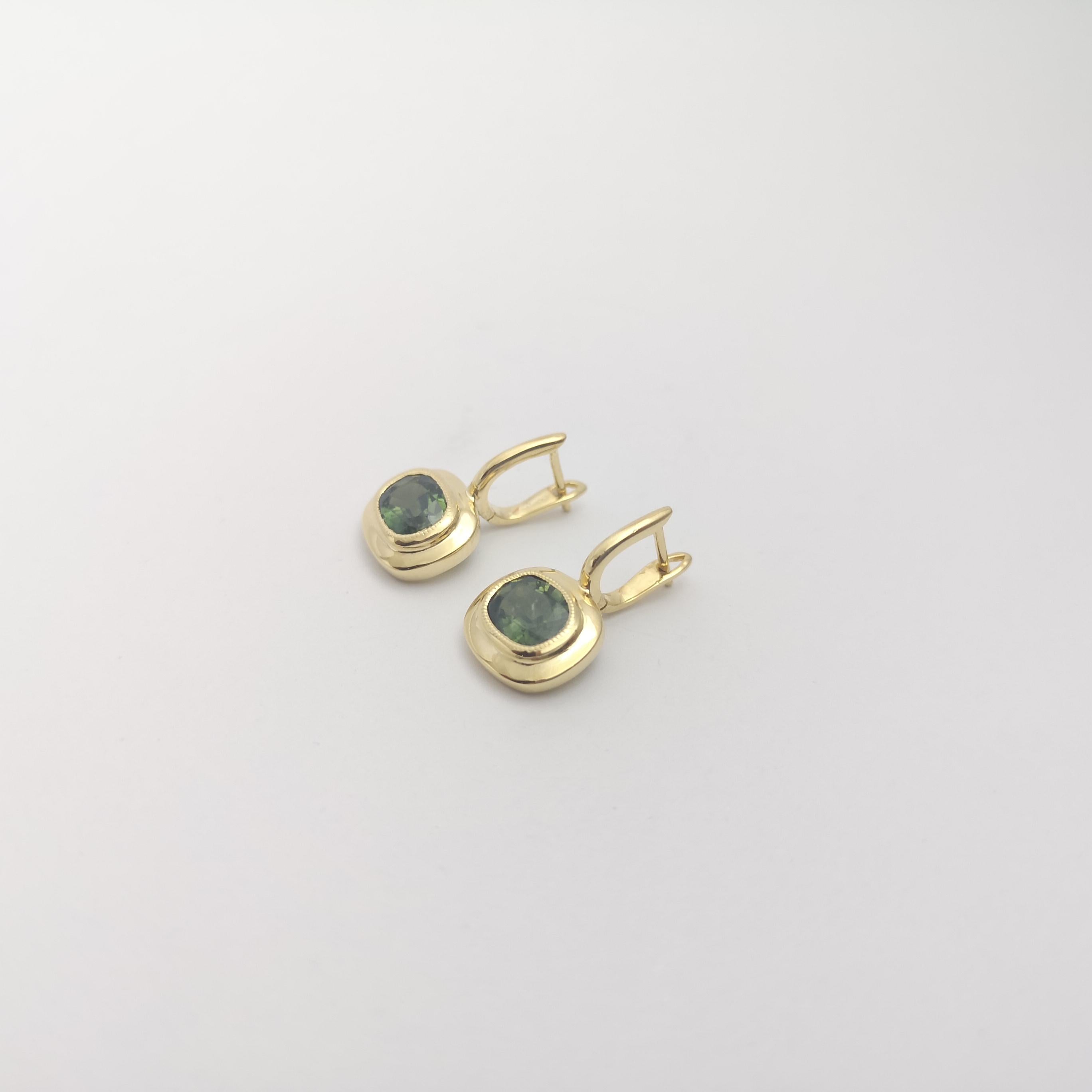 Green Sapphire Earrings set in 18K Gold Settings In New Condition For Sale In Bangkok, TH