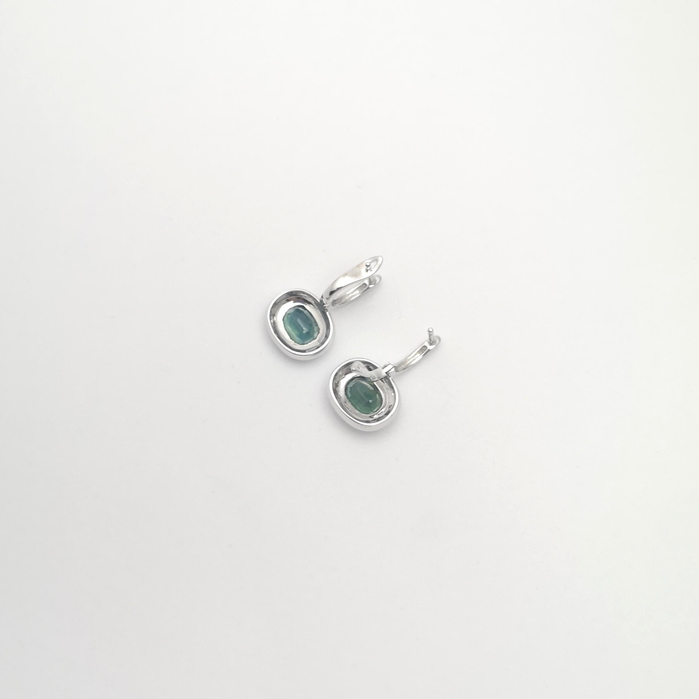 Green Sapphire Earrings set in 18K White Gold Settings In New Condition For Sale In Bangkok, TH