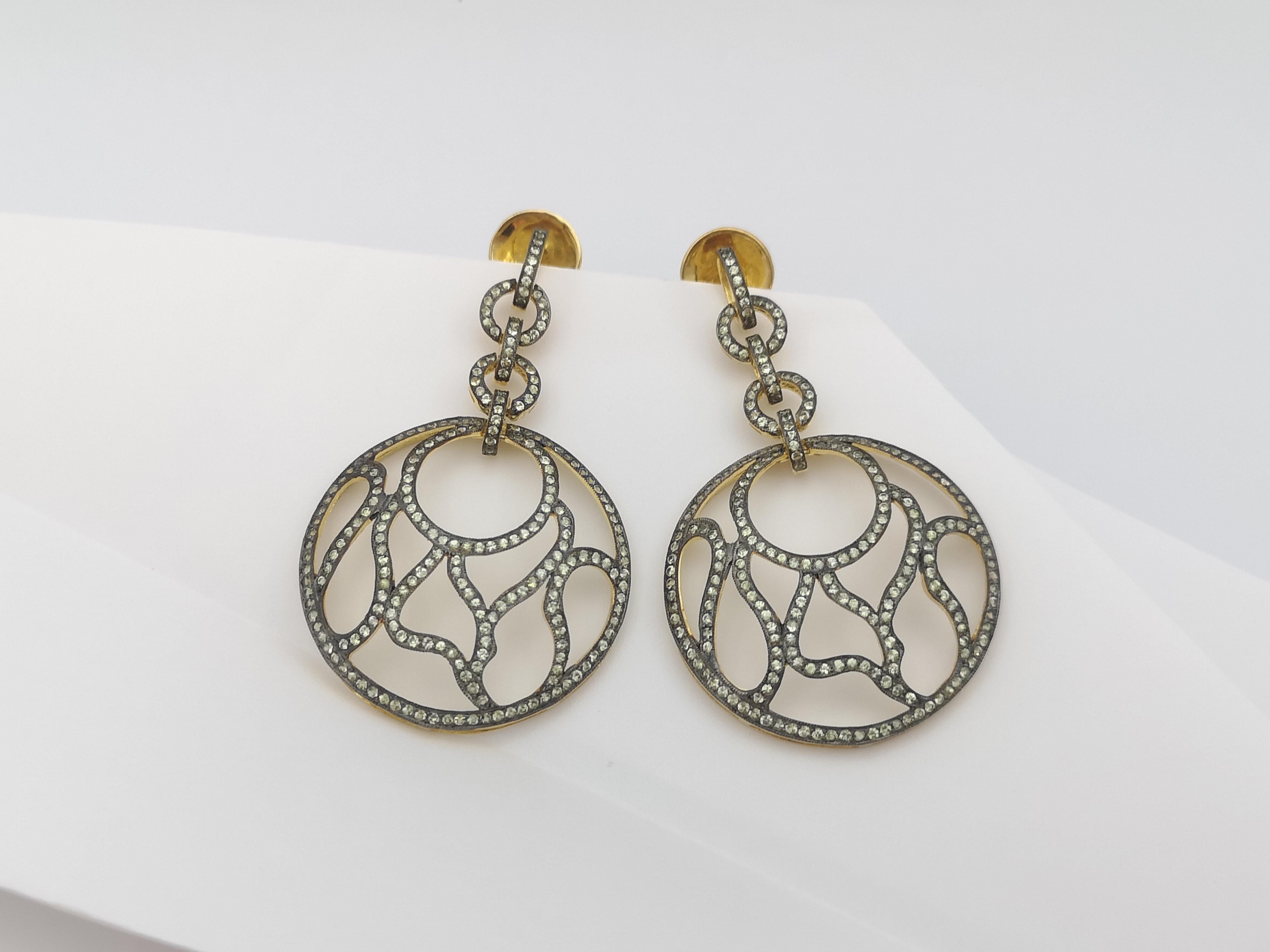 Taille brillant Boucles d'oreilles en saphir vert serties dans des paramètres argentés en vente