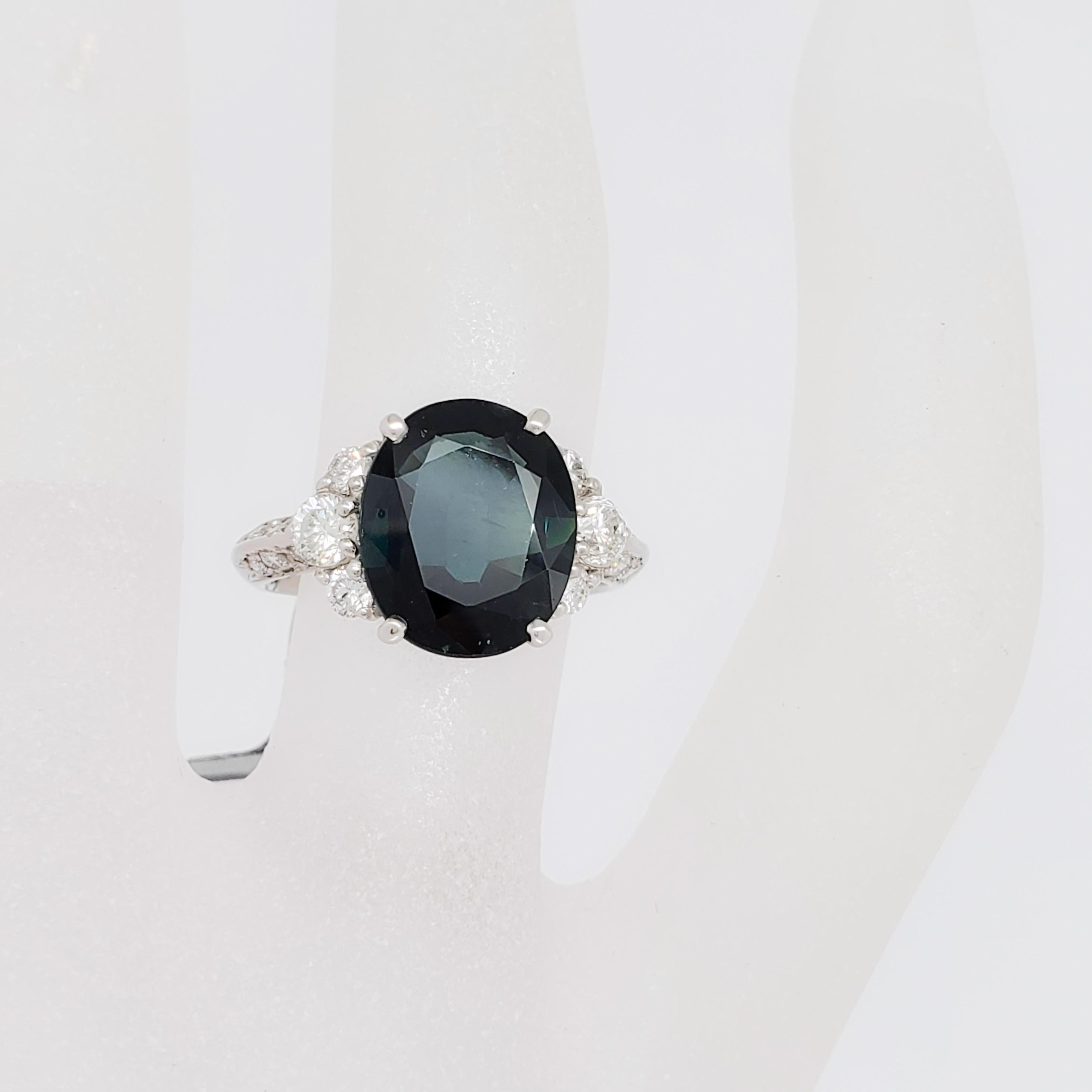 Green Sapphire Oval and White Diamond Cocktail Ring in Platinum In New Condition In Los Angeles, CA