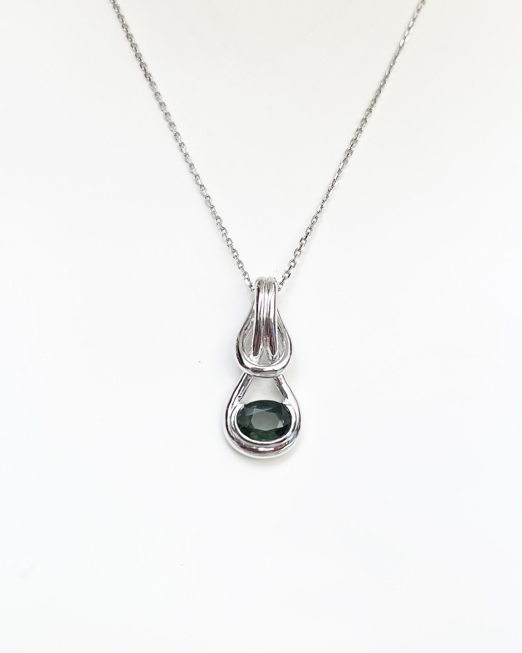 Saphir vert 1,53 carats Pendentif serti dans des montures en or blanc 18K
(chaîne non incluse)

Largeur : 1.2 cm 
Longueur : 2,6 cm
Poids total : 4,90 grammes


