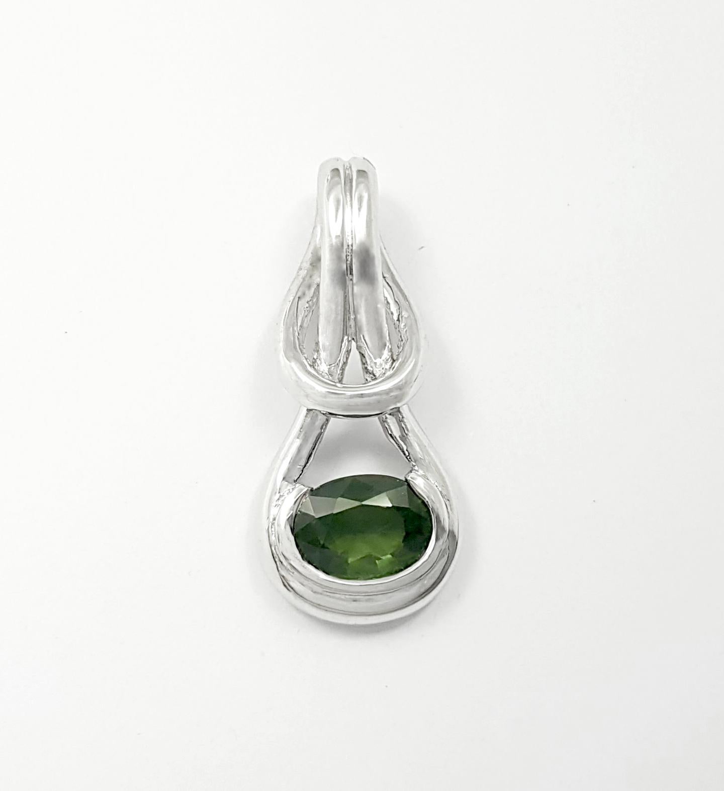 Contemporain Pendentif en saphir vert serti dans une monture en or blanc 18K en vente