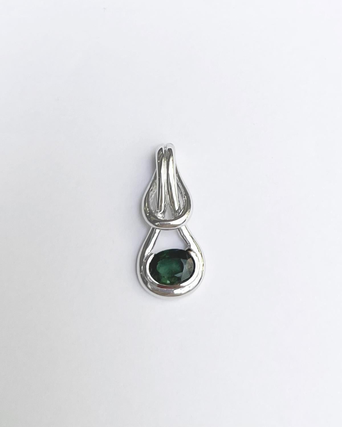 Taille ovale Pendentif en saphir vert serti dans une monture en or blanc 18K en vente