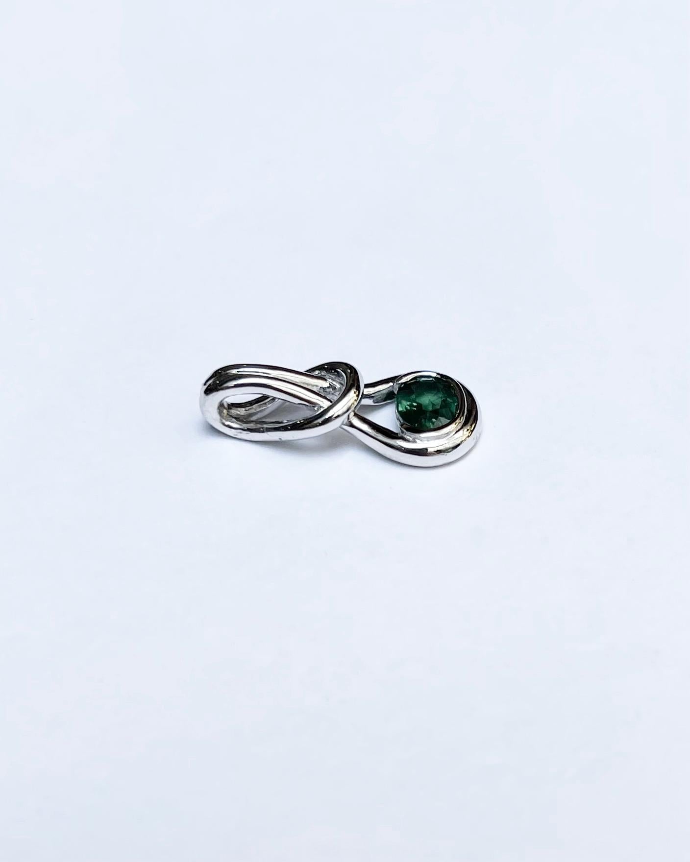 Pendentif en saphir vert serti dans une monture en or blanc 18K Neuf - En vente à Bangkok, TH