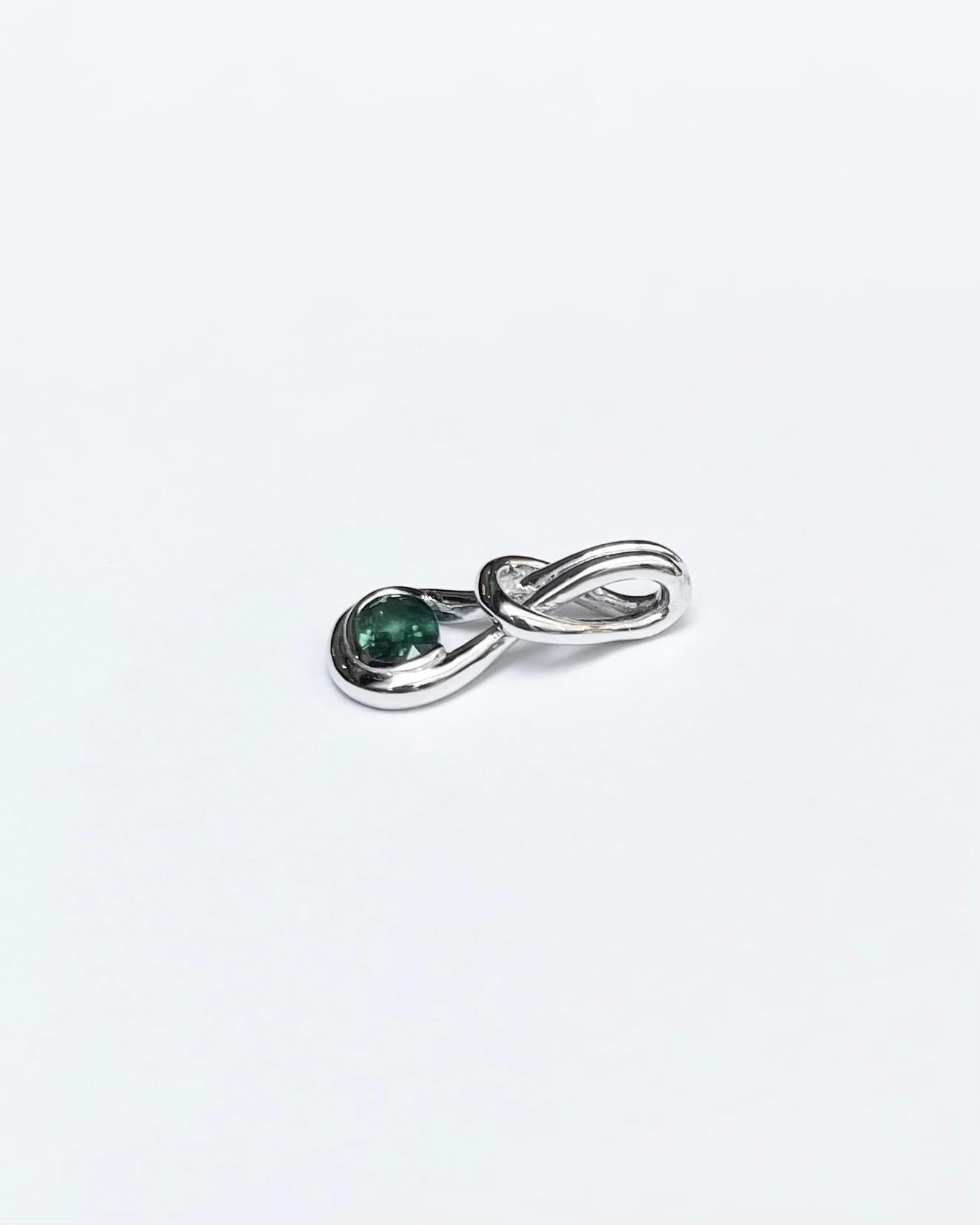 Pendentif en saphir vert serti dans une monture en or blanc 18K Pour femmes en vente