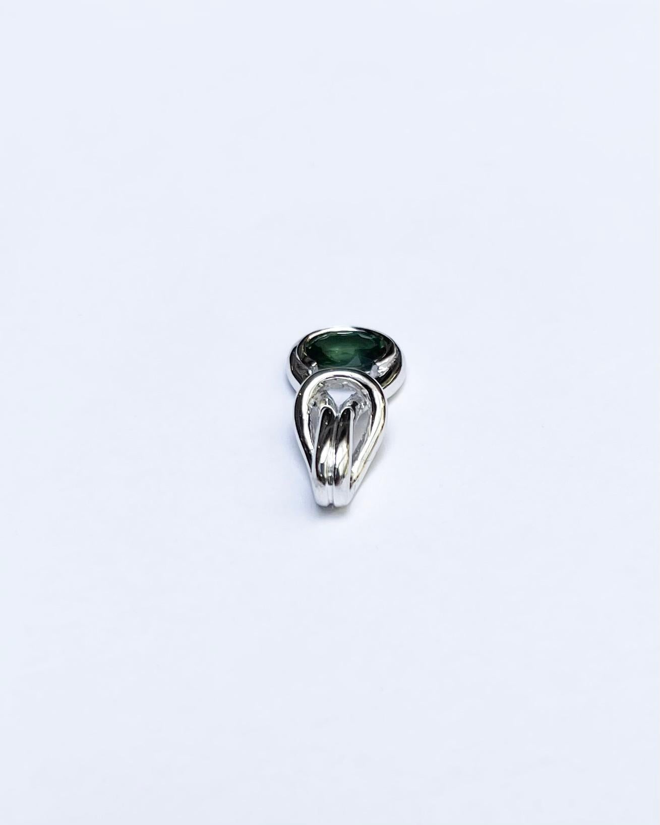 Pendentif en saphir vert serti dans une monture en or blanc 18K en vente 1