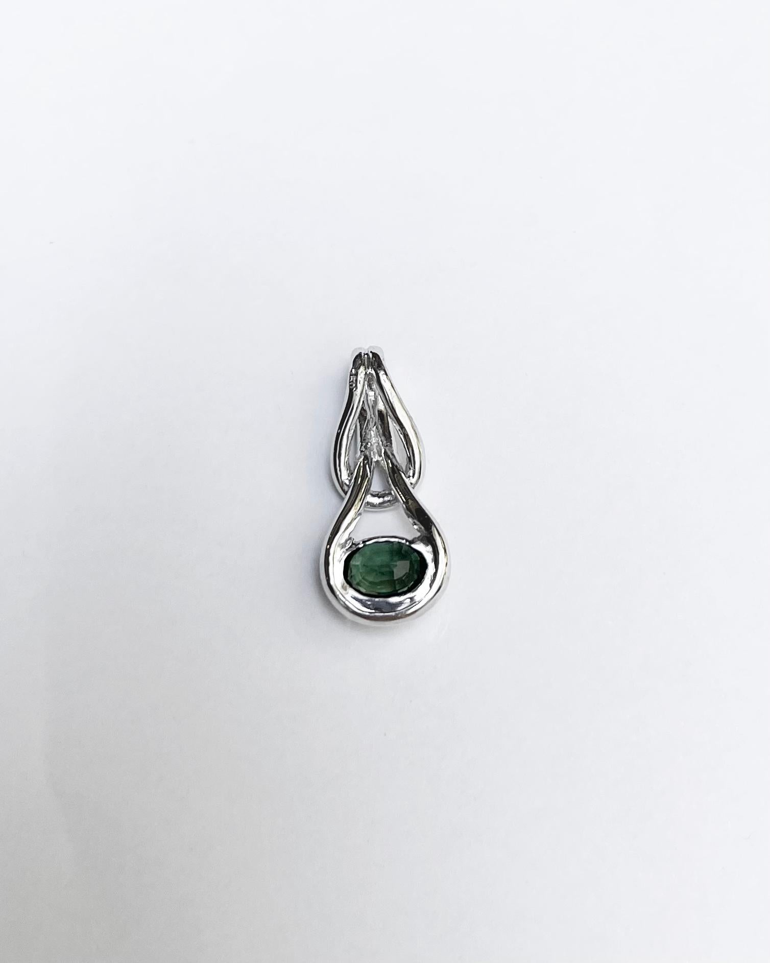 Pendentif en saphir vert serti dans une monture en or blanc 18K en vente 2