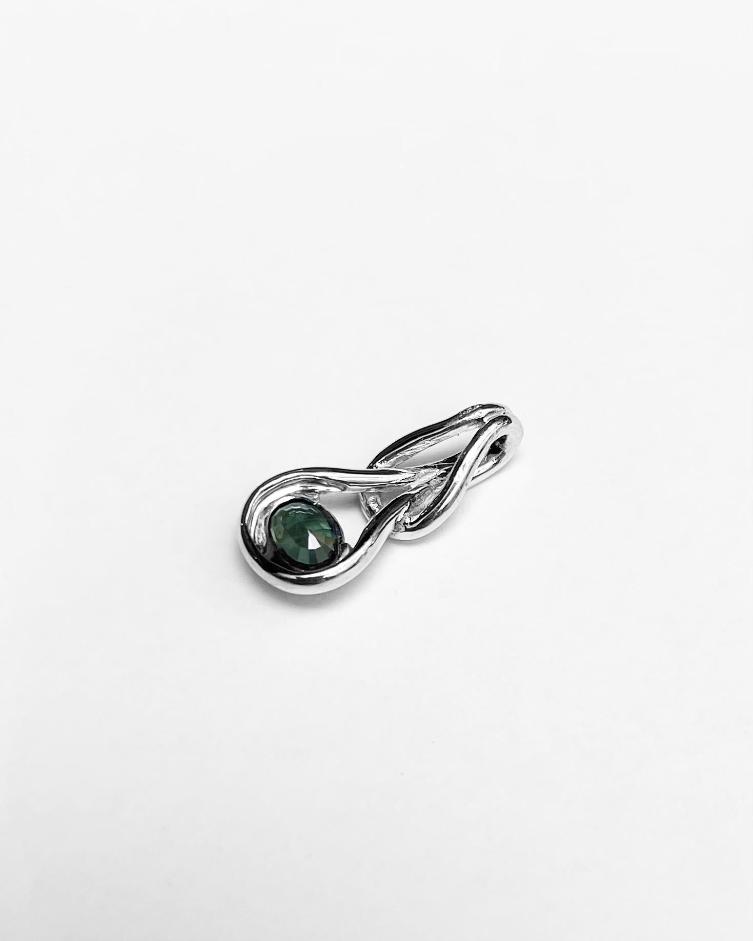Pendentif en saphir vert serti dans une monture en or blanc 18K en vente 3