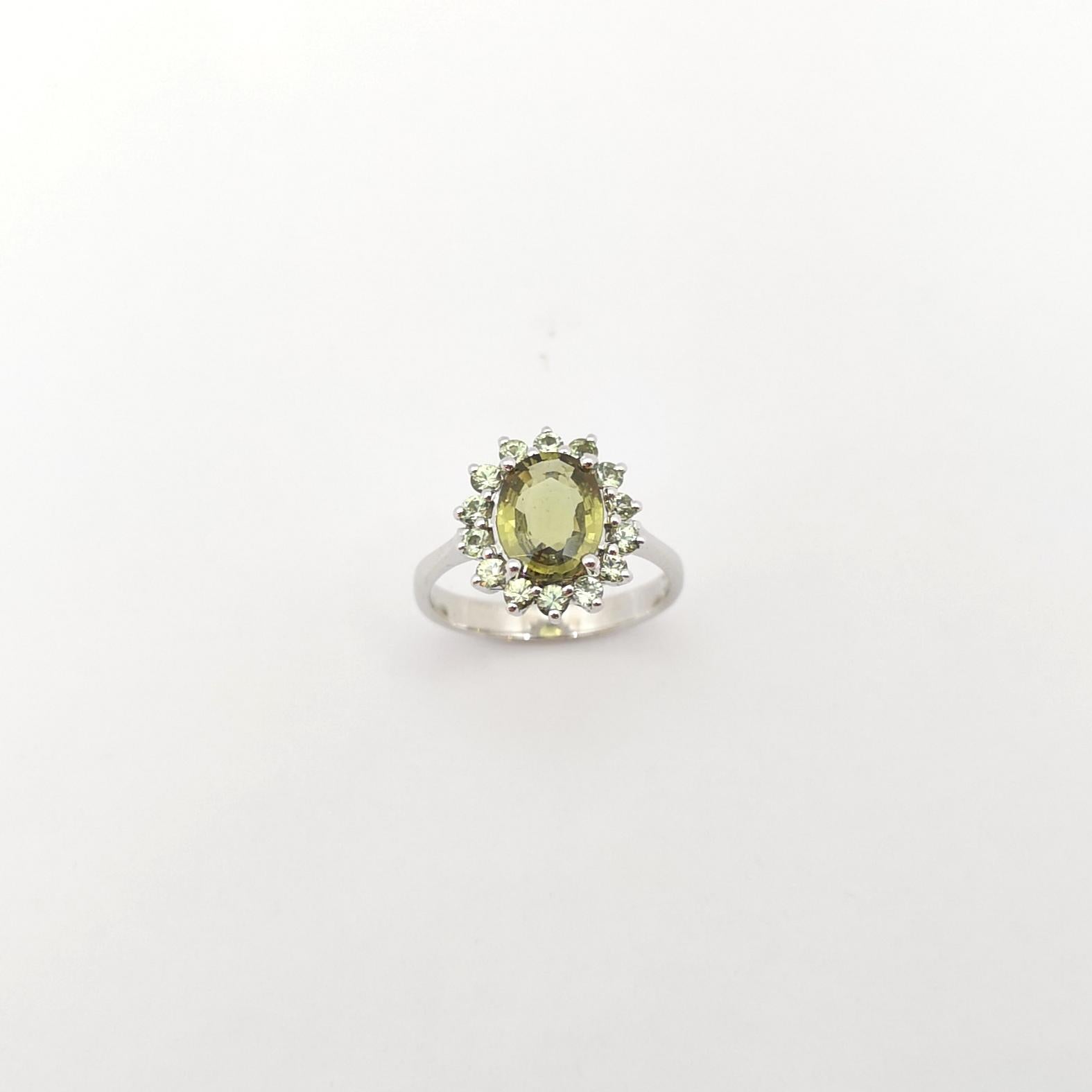 Green Sapphire Ring set in 14K White Gold Settings For Sale 4