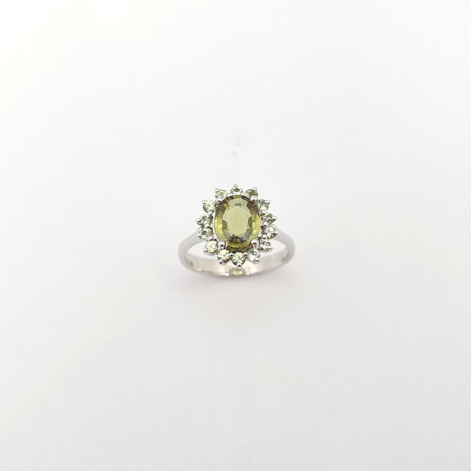 Ring mit grünem Saphir in 14K Weißgoldfassungen gefasst im Angebot 4