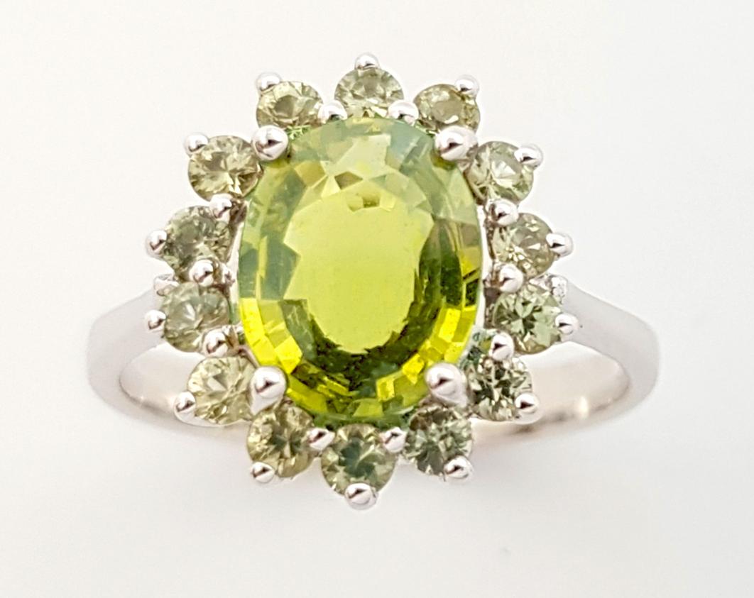 Green Sapphire Ring set in 14K White Gold Settings For Sale 5