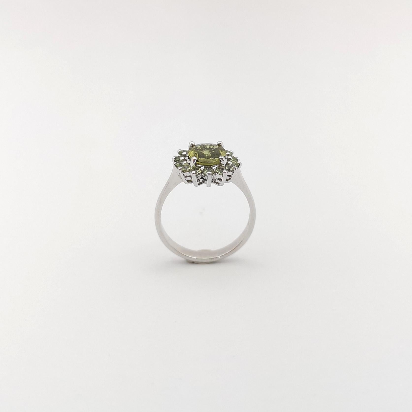 Ring mit grünem Saphir in 14K Weißgoldfassungen gefasst im Angebot 7