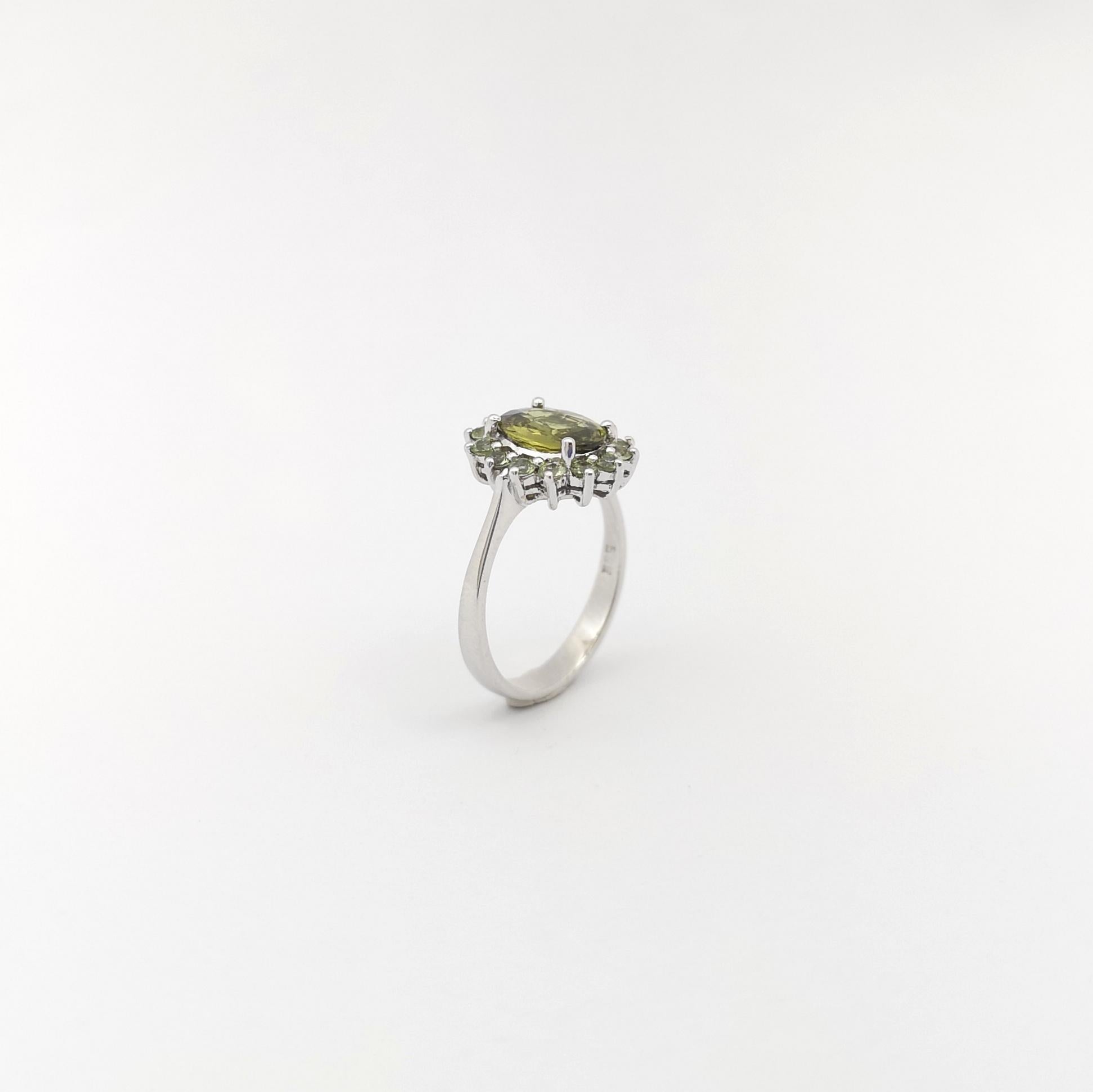 Green Sapphire Ring set in 14K White Gold Settings For Sale 8