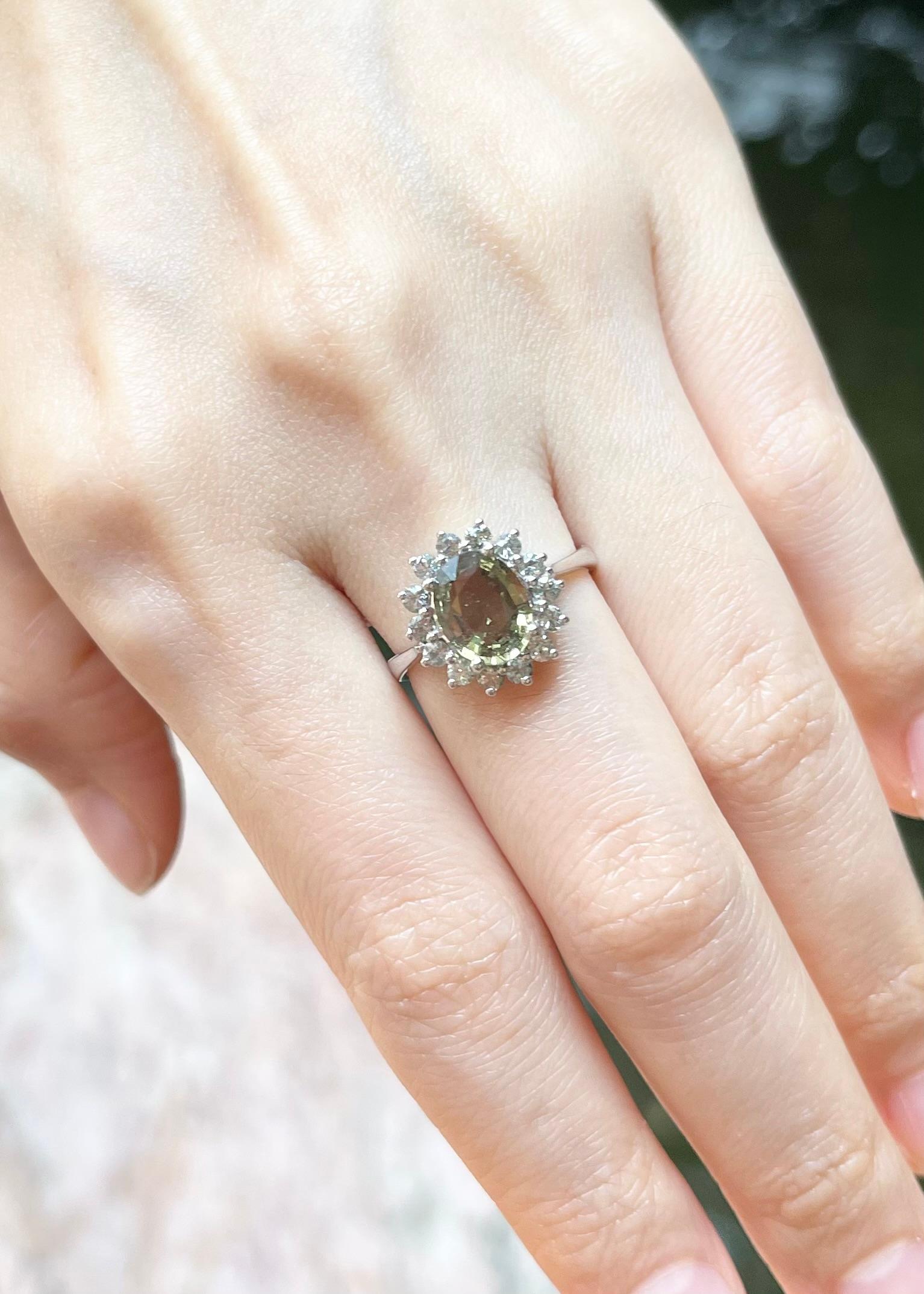 Ring mit grünem Saphir in 14K Weißgoldfassungen gefasst (Ovalschliff) im Angebot