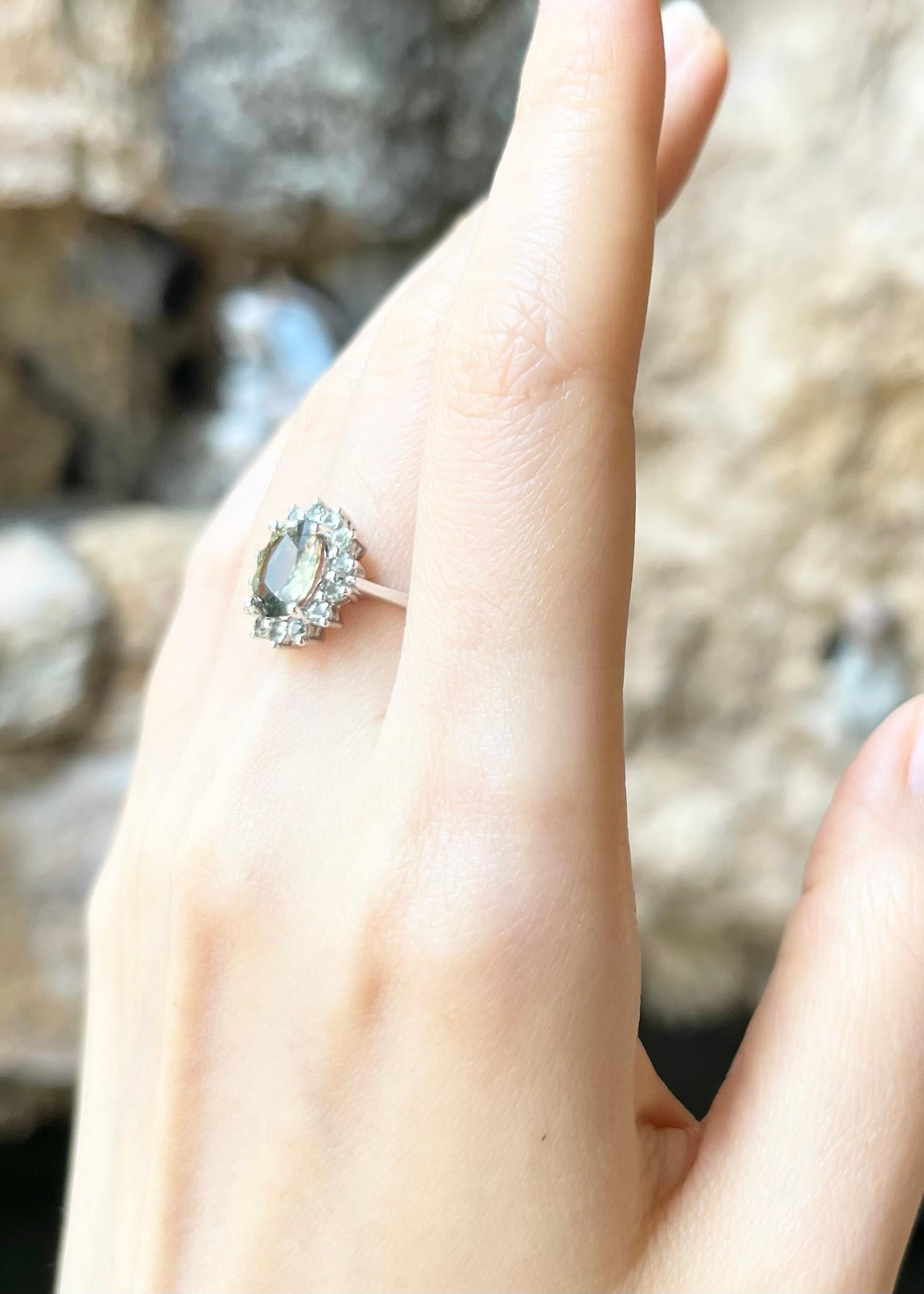 Ring mit grünem Saphir in 14K Weißgoldfassungen gefasst im Zustand „Neu“ im Angebot in Bangkok, TH