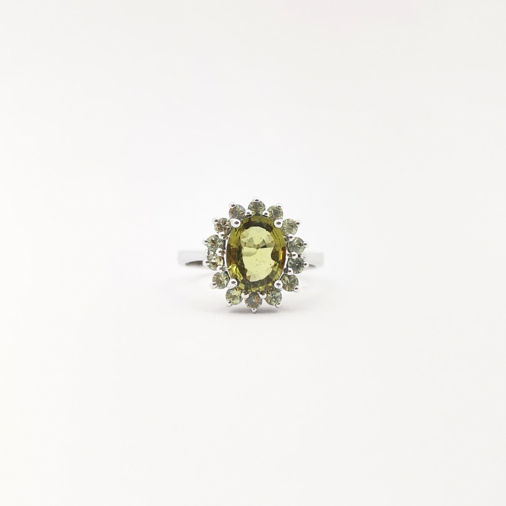 Ring mit grünem Saphir in 14K Weißgoldfassungen gefasst im Angebot 1