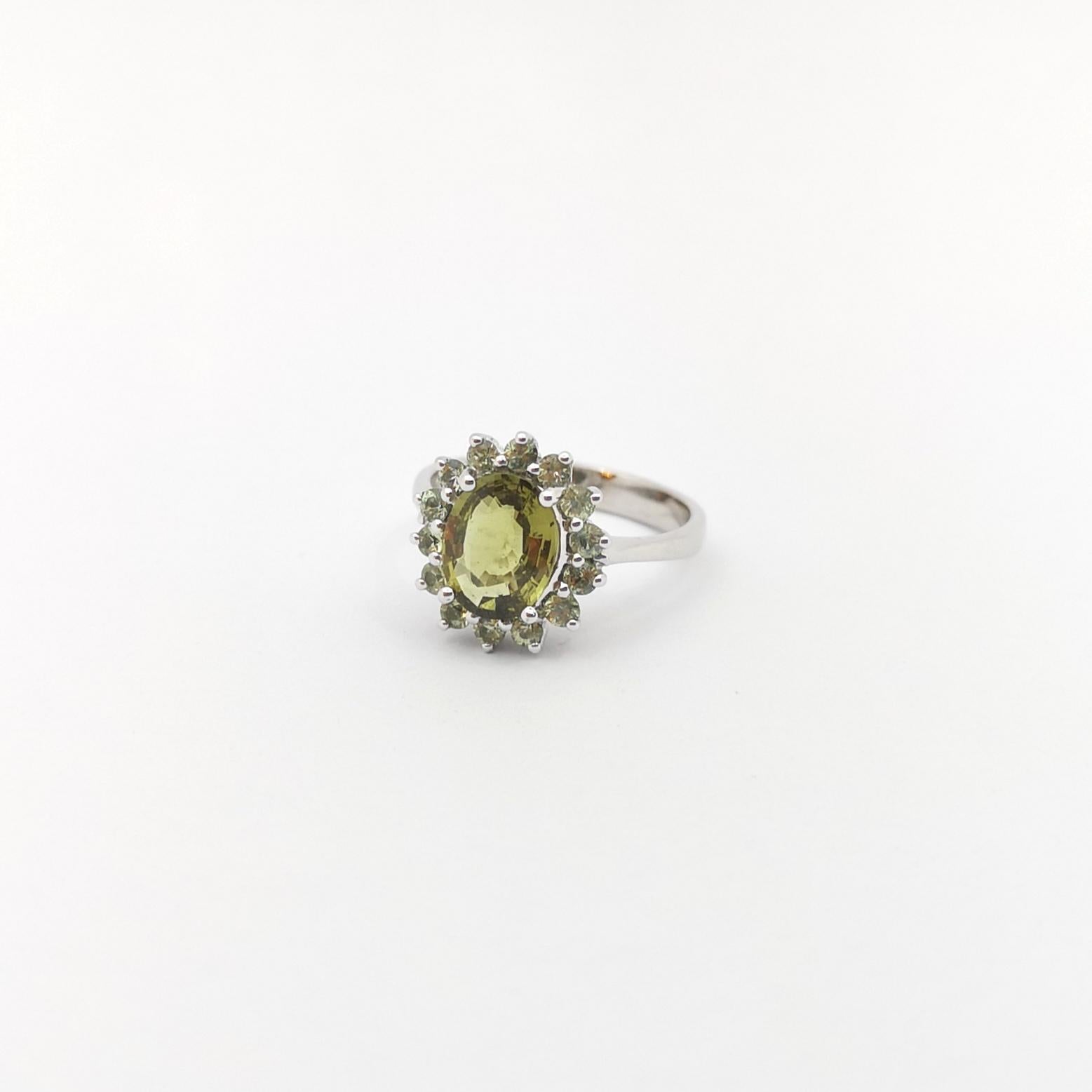 Green Sapphire Ring set in 14K White Gold Settings For Sale 2