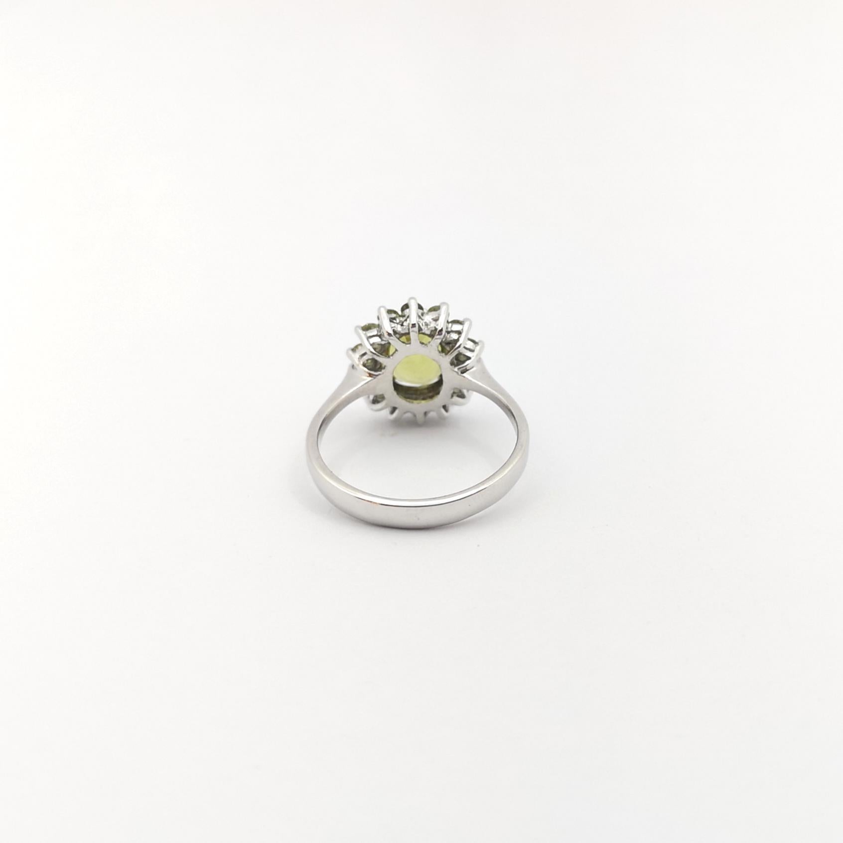 Ring mit grünem Saphir in 14K Weißgoldfassungen gefasst im Angebot 3