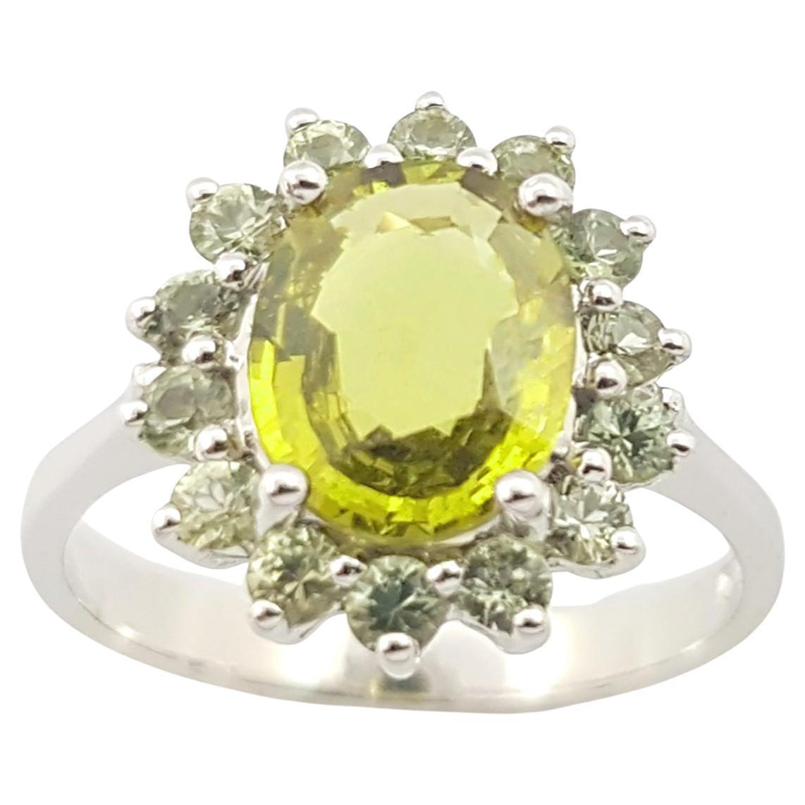 Ring mit grünem Saphir in 14K Weißgoldfassungen gefasst