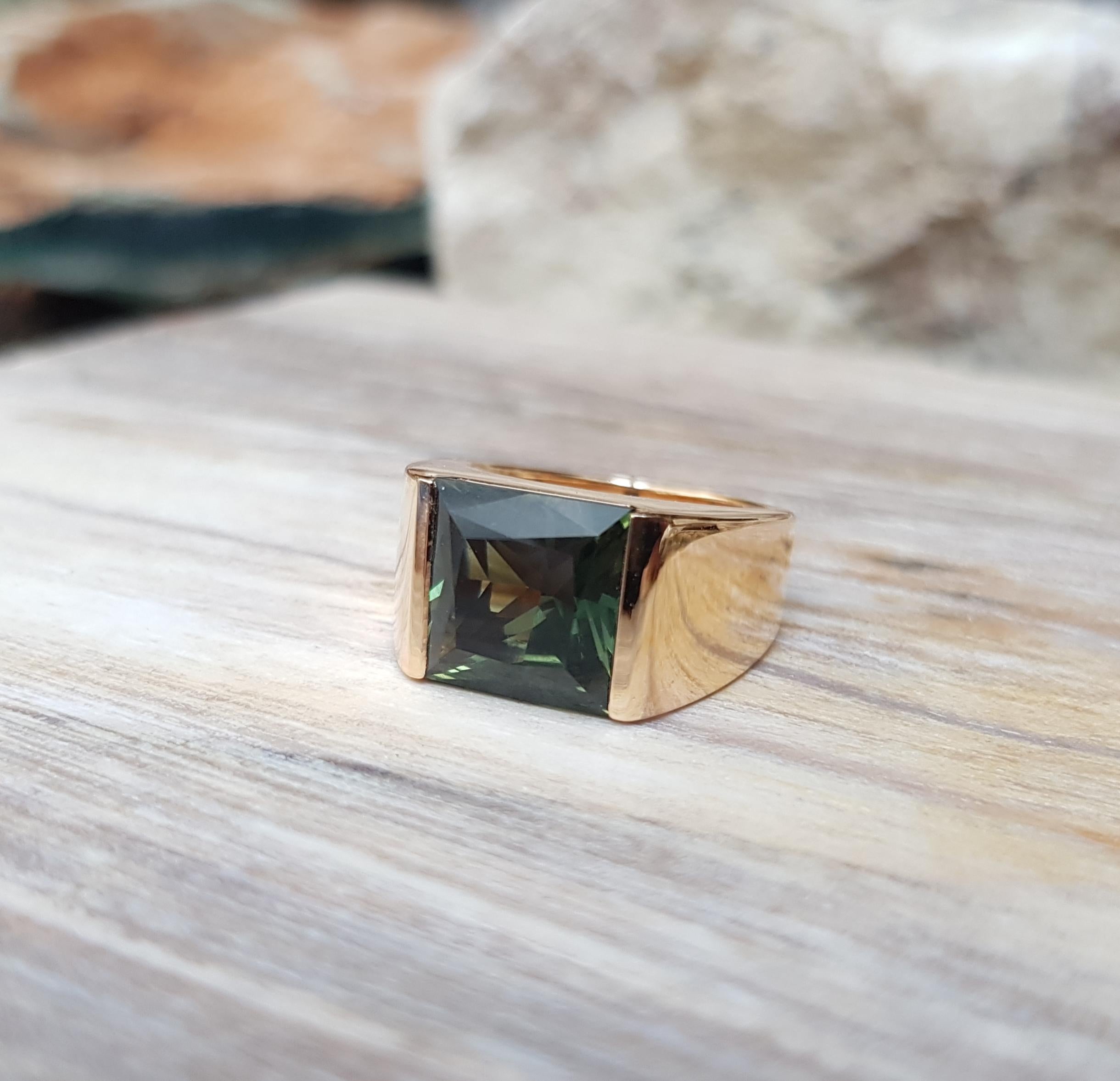 Green Sapphire Ring Set in 18 Karat Rose Gold Settings For Sale 5