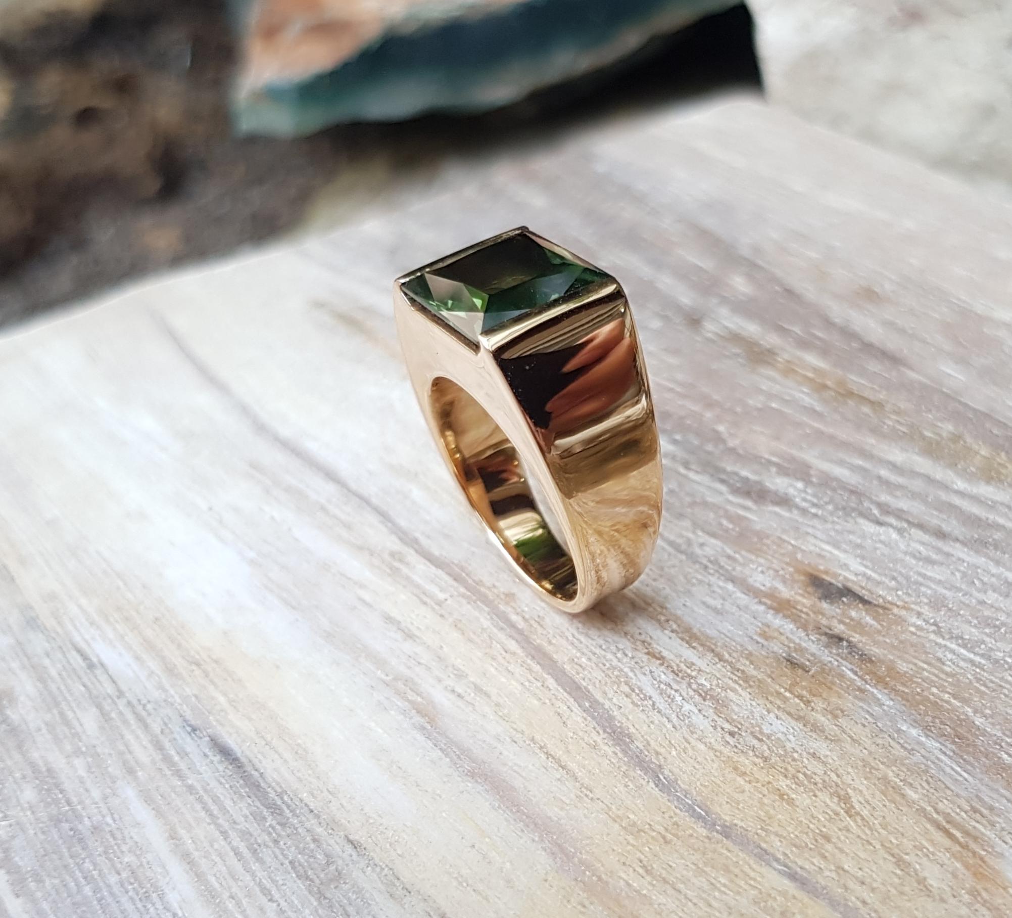 Green Sapphire Ring Set in 18 Karat Rose Gold Settings For Sale 6