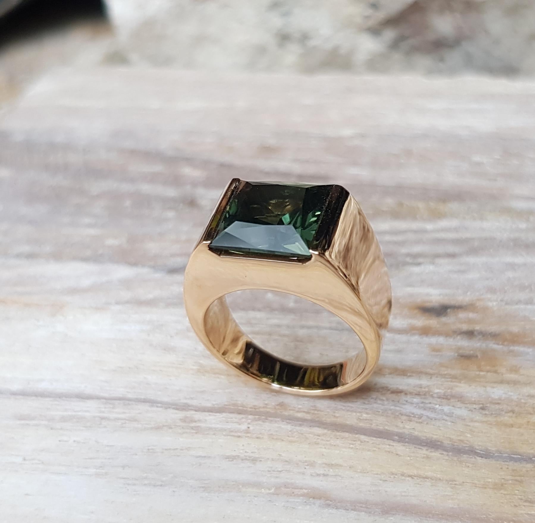 Green Sapphire Ring Set in 18 Karat Rose Gold Settings For Sale 7