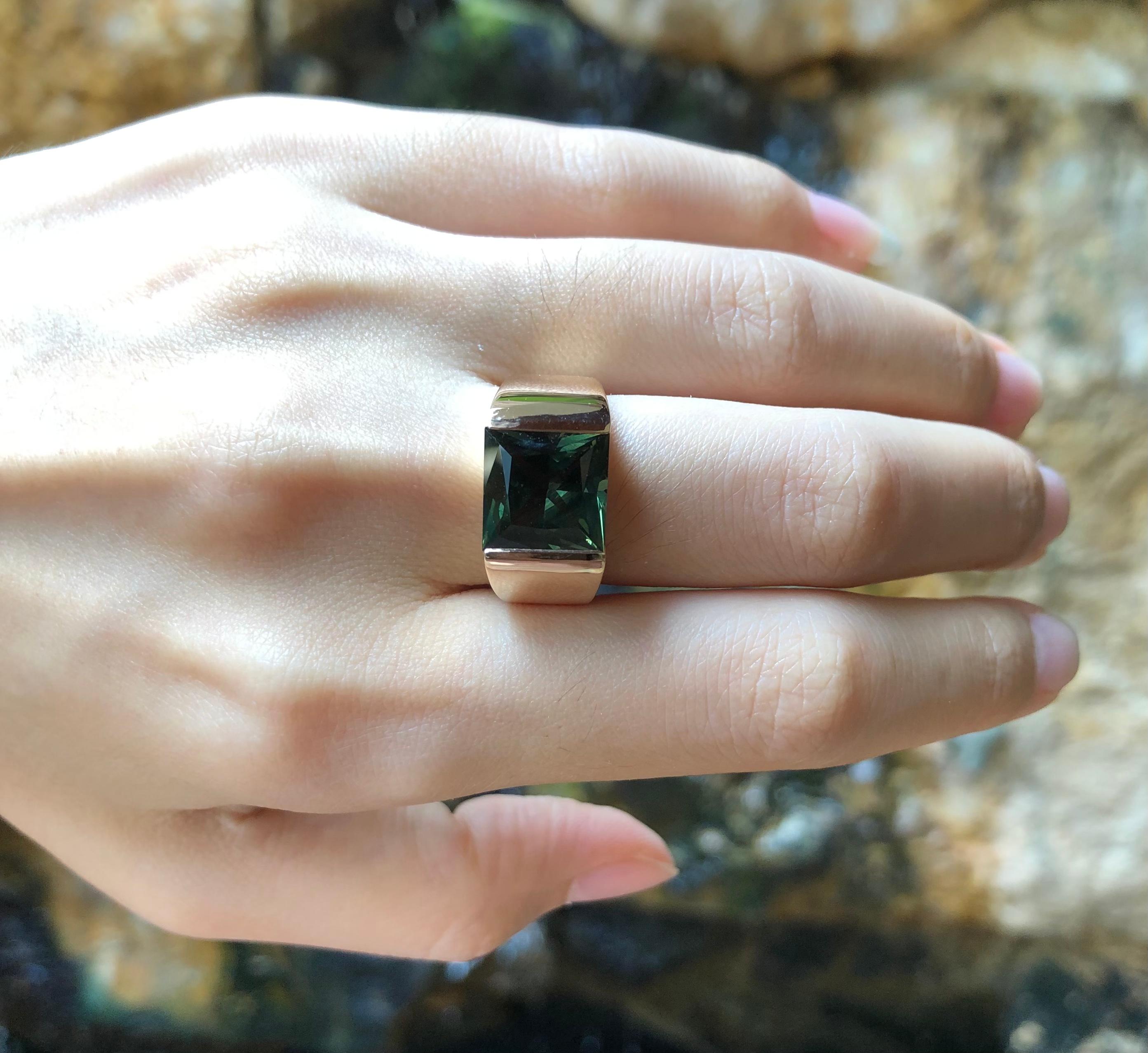 Contemporary Green Sapphire Ring Set in 18 Karat Rose Gold Settings For Sale
