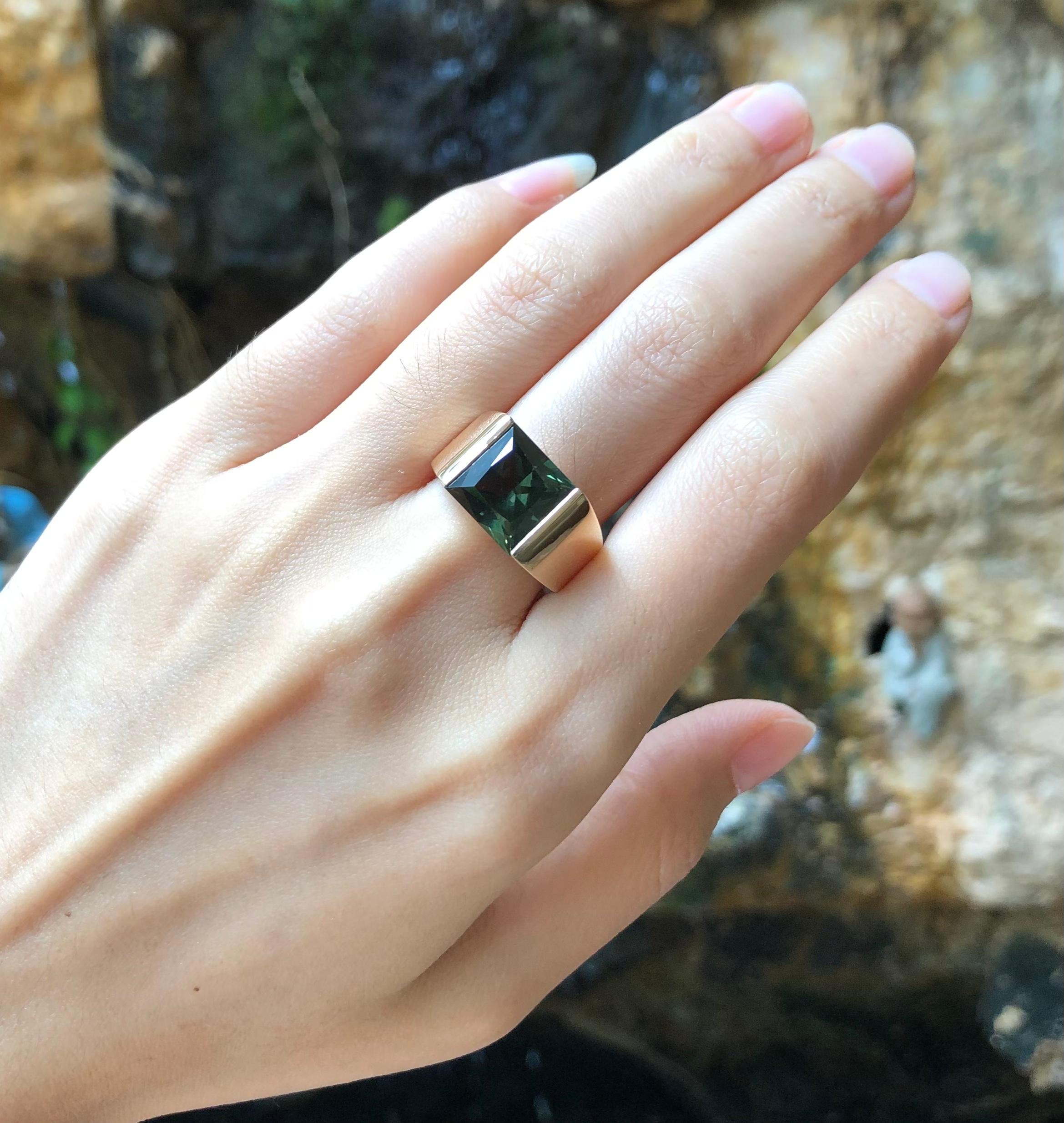 Square Cut Green Sapphire Ring Set in 18 Karat Rose Gold Settings For Sale