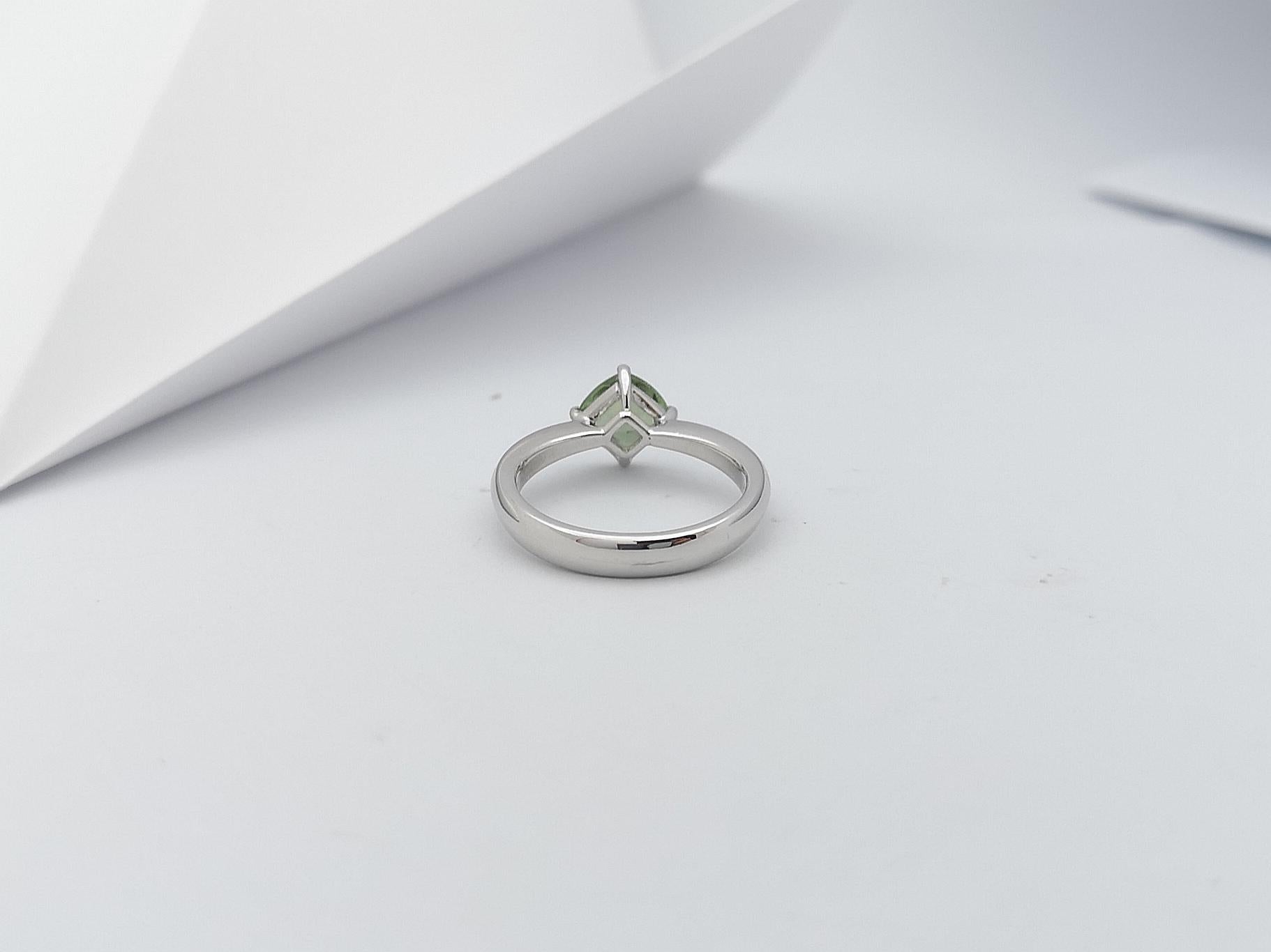 Green Sapphire Ring Set in 18 Karat White Gold Settings For Sale 4