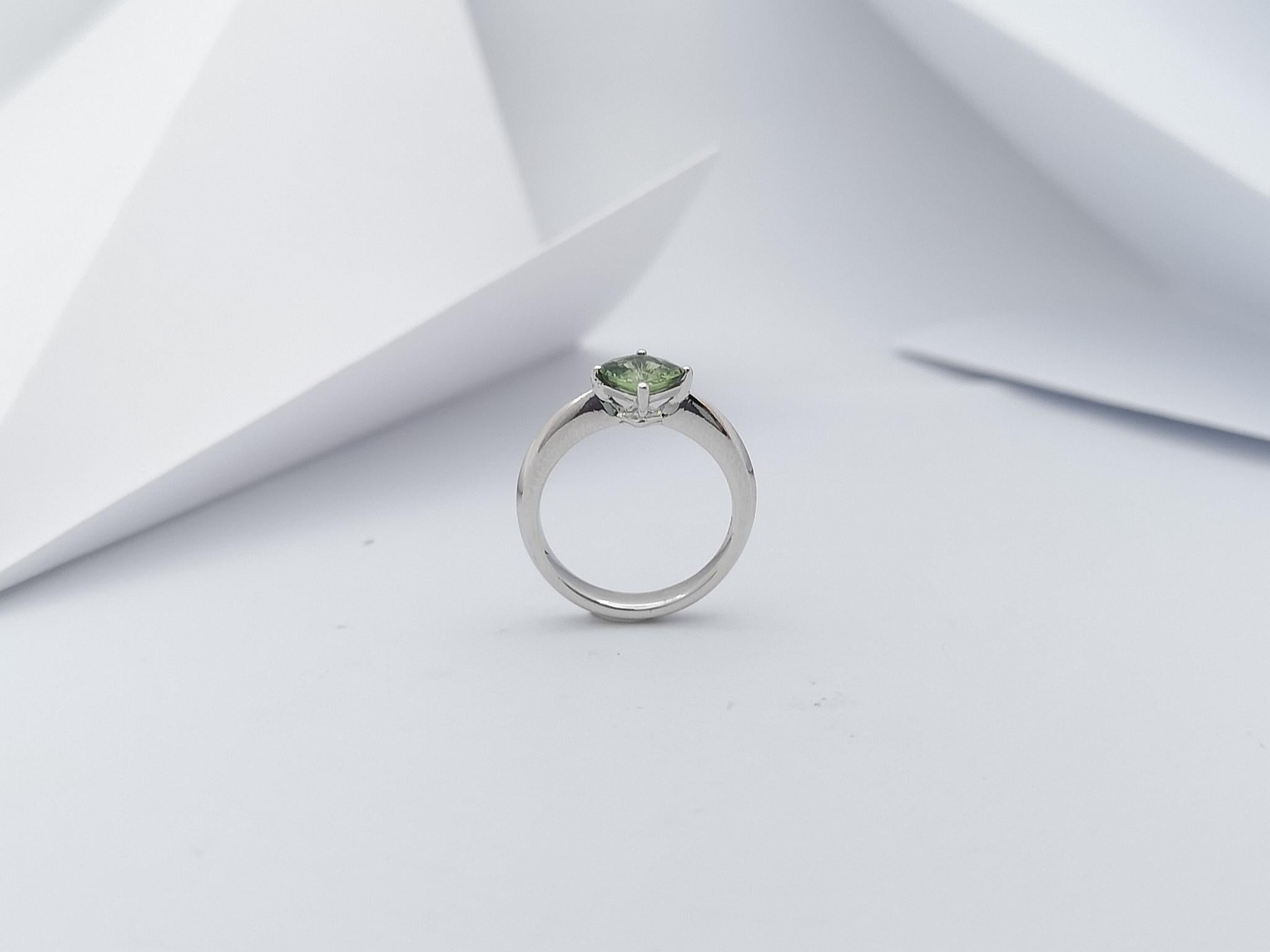 Green Sapphire Ring Set in 18 Karat White Gold Settings For Sale 5