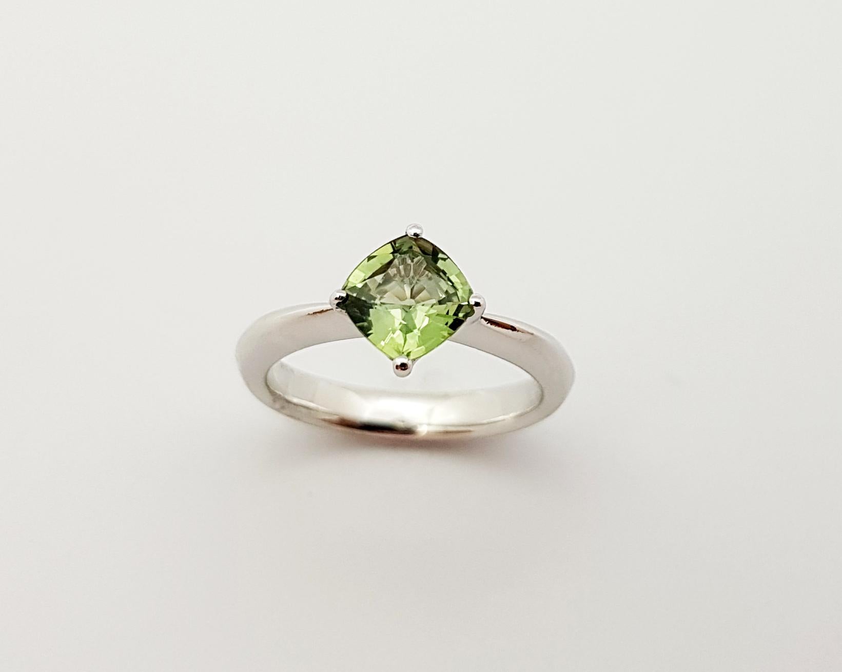 Green Sapphire Ring Set in 18 Karat White Gold Settings For Sale 6