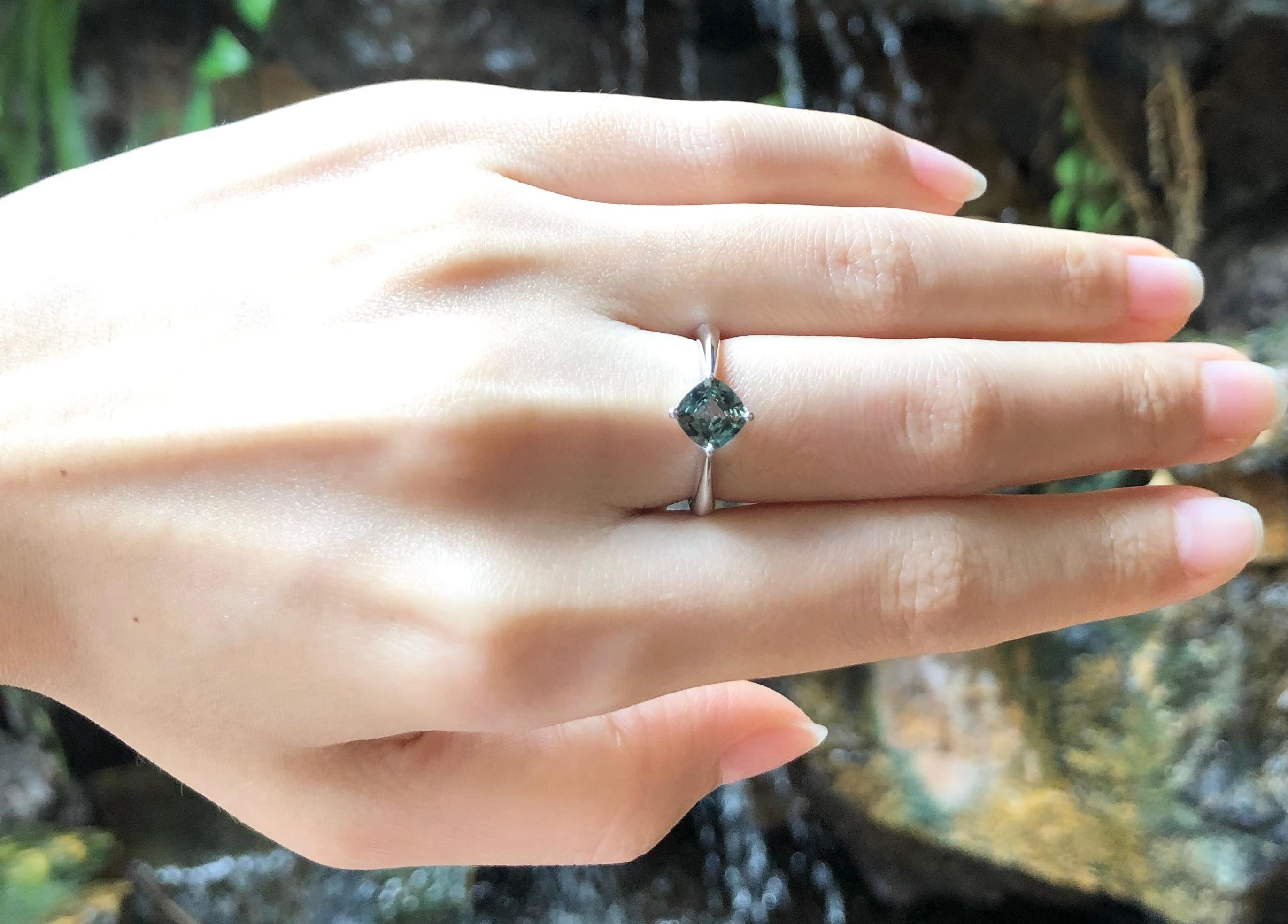 Bague en saphir vert sertie dans des montures en or blanc 18 carats en vente 1