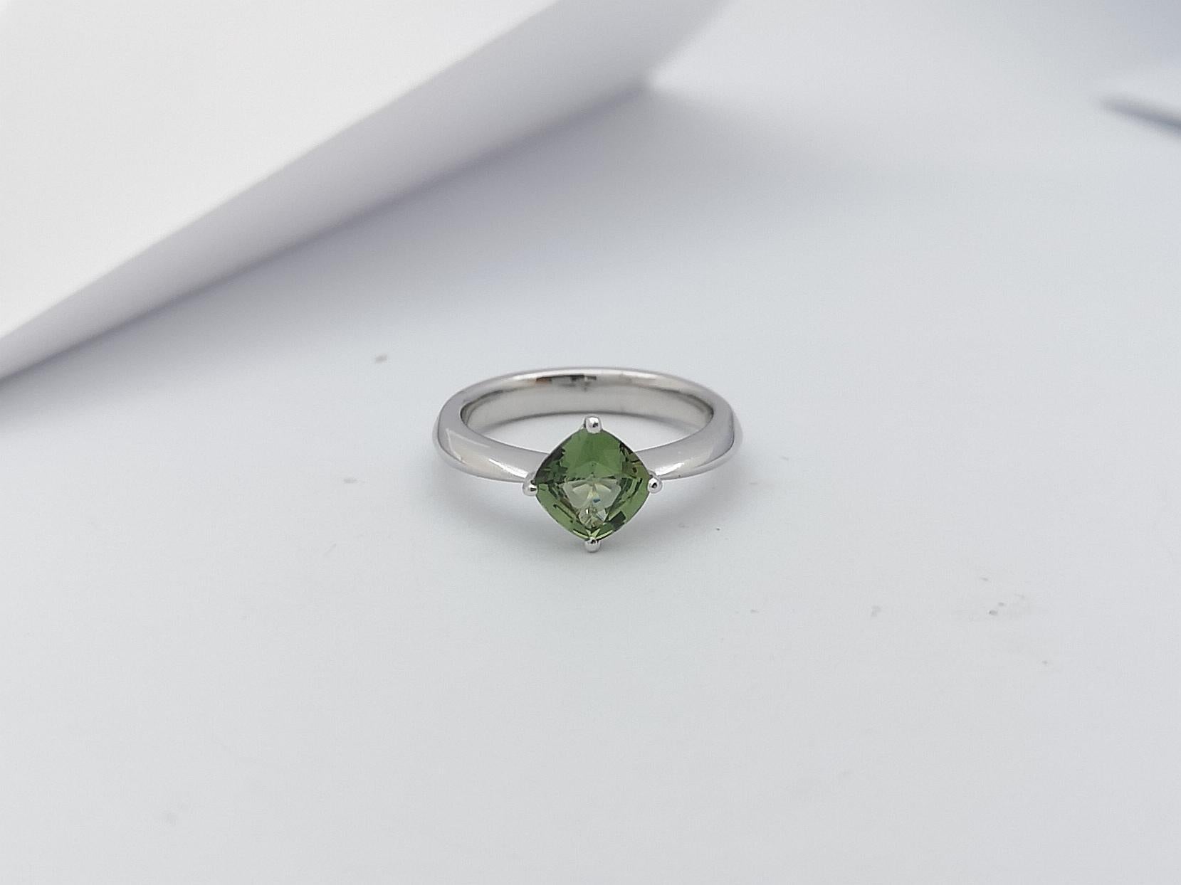 Green Sapphire Ring Set in 18 Karat White Gold Settings For Sale 2