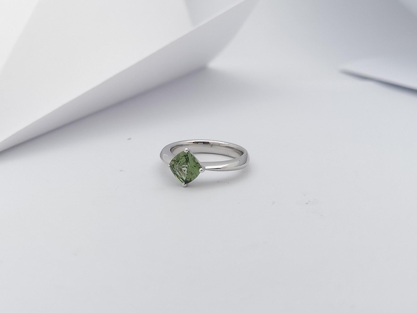 Green Sapphire Ring Set in 18 Karat White Gold Settings For Sale 3