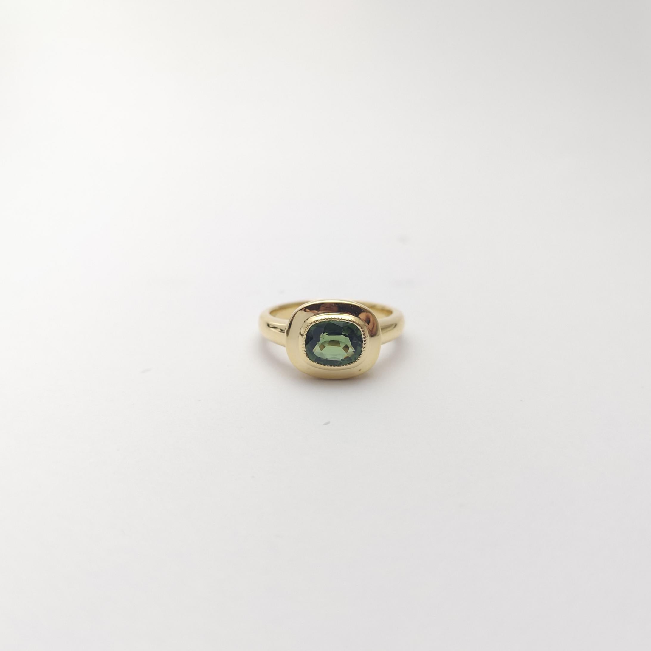 Green Sapphire Ring set in 18K Gold Settings For Sale 4