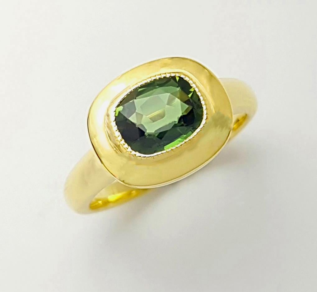 Green Sapphire Ring set in 18K Gold Settings For Sale 6